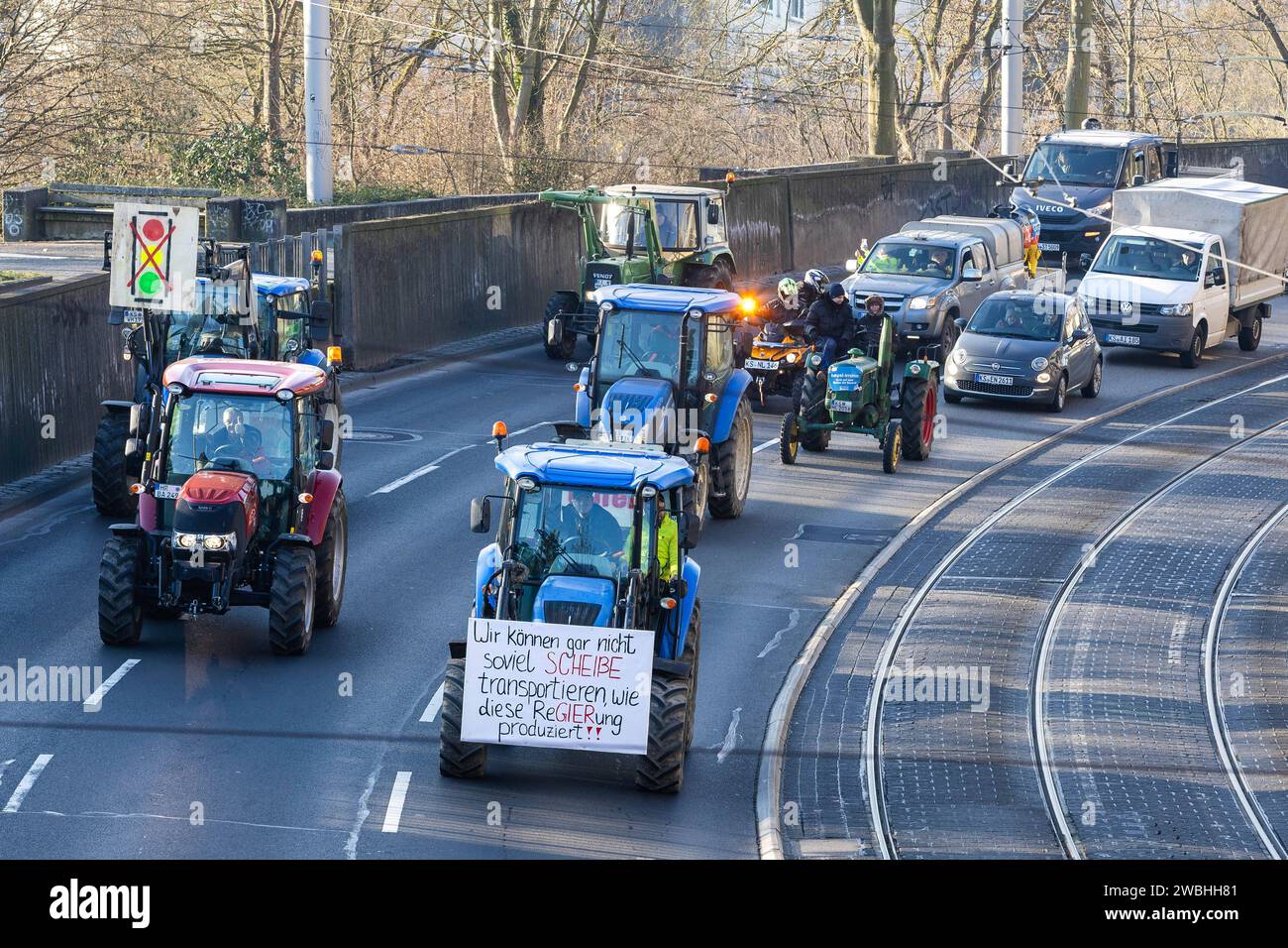 Kassel Bauern-proteste: Sternfahrt mit Traktoren zum Regierungspräsidium Kassel Bauern-proteste: Sternfahrt mit Traktoren zum Regierungspräsidium Kassel mit 900 Traktoren und 1,700 Menschen auf der Kundgebung, 10. Januar 2024, Kassel / Assia / Deutschland, *** proteste degli agricoltori Kassel raduno con trattori al consiglio regionale proteste degli agricoltori Kassel raduno con trattori al consiglio regionale Kassel con 900 trattori e 1.700 persone al raduno, 10 gennaio 2024, Kassel Assia Germania, Copyright: XSocher/xEibner-Pressefotox EP kso Foto Stock