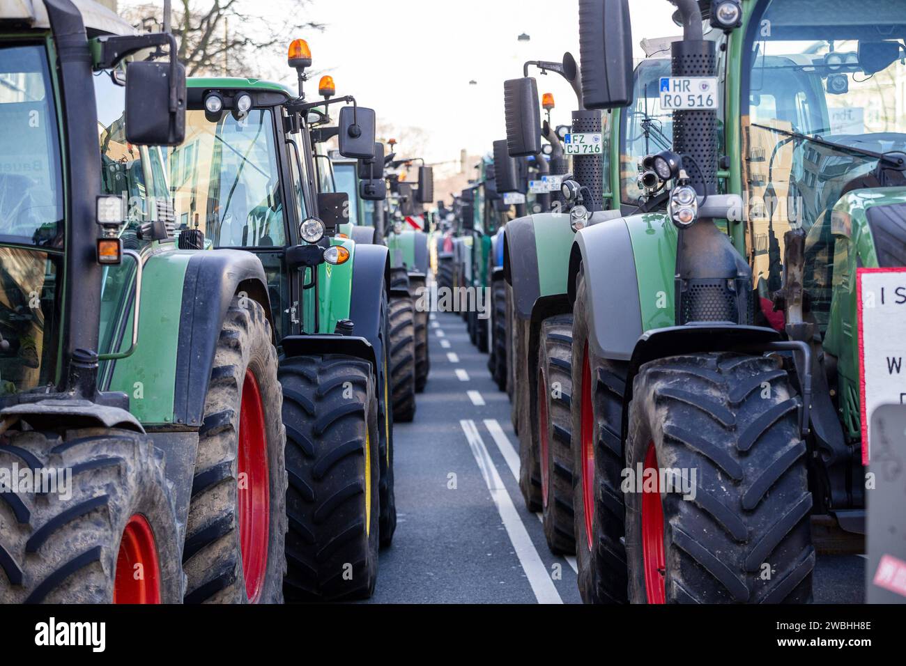 Kassel Bauern-proteste: Sternfahrt mit Traktoren zum Regierungspräsidium Kassel Bauern-proteste: Sternfahrt mit Traktoren zum Regierungspräsidium Kassel mit 900 Traktoren und 1,700 Menschen auf der Kundgebung, 10. Januar 2024, Kassel / Assia / Deutschland, *** proteste degli agricoltori Kassel raduno con trattori al consiglio regionale proteste degli agricoltori Kassel raduno con trattori al consiglio regionale Kassel con 900 trattori e 1.700 persone al raduno, 10 gennaio 2024, Kassel Assia Germania, Copyright: XSocher/xEibner-Pressefotox EP kso Foto Stock