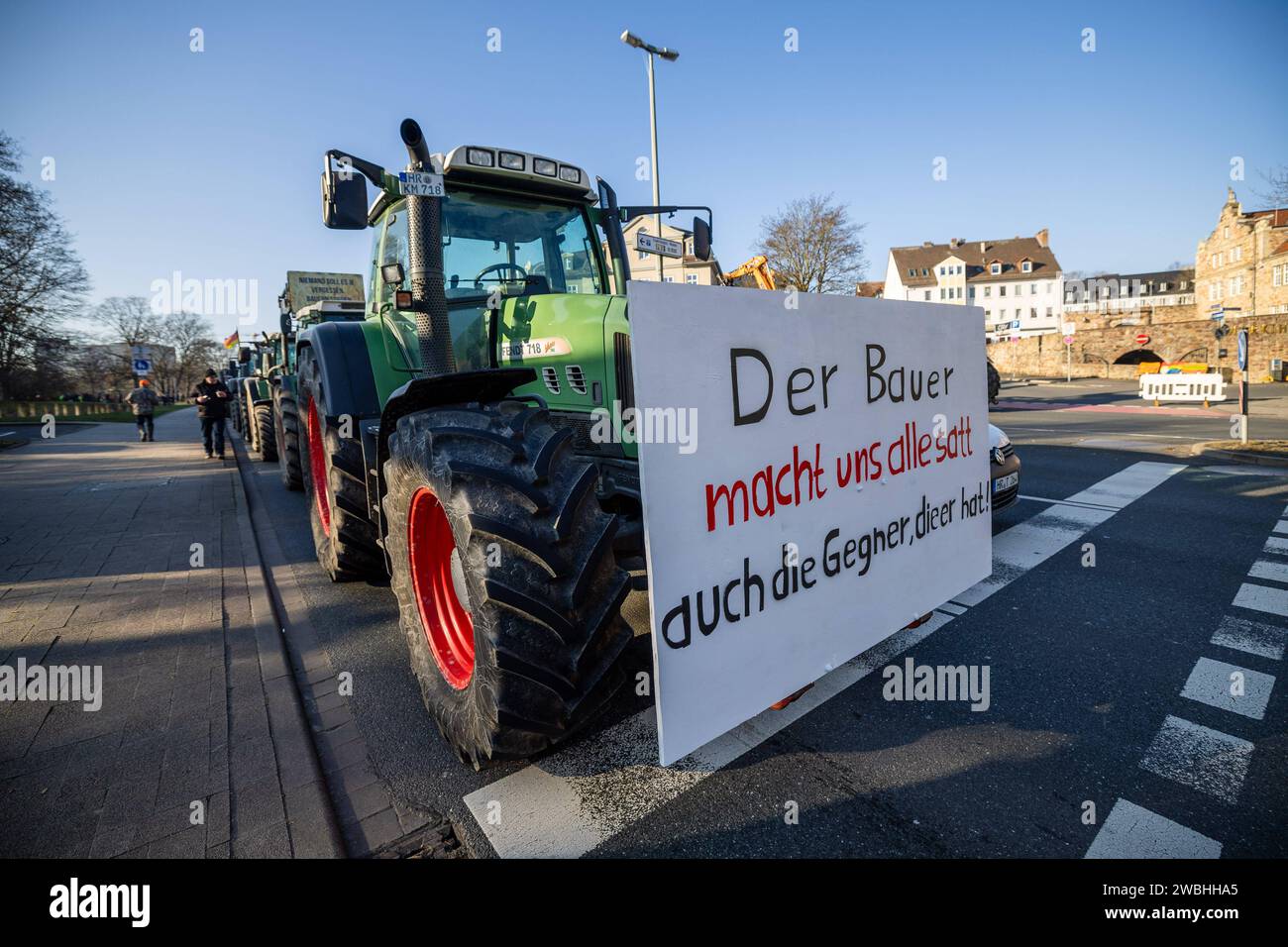 Kassel Bauern-proteste: Sternfahrt mit Traktoren zum Regierungspräsidium Kassel Bauern-proteste: Sternfahrt mit Traktoren zum Regierungspräsidium Kassel mit 900 Traktoren und 1,700 Menschen auf der Kundgebung, 10. Januar 2024, Kassel / Assia / Deutschland, *** proteste degli agricoltori Kassel raduno con trattori al consiglio regionale proteste degli agricoltori Kassel raduno con trattori al consiglio regionale Kassel con 900 trattori e 1.700 persone al raduno, 10 gennaio 2024, Kassel Assia Germania, Copyright: XSocher/xEibner-Pressefotox EP kso Foto Stock