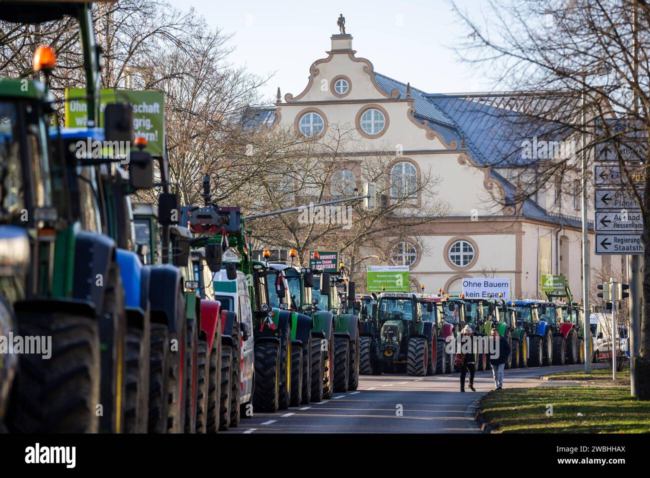 Kassel Bauern-proteste: Sternfahrt mit Traktoren zum Regierungspräsidium Kassel Bauern-proteste: Sternfahrt mit Traktoren zum Regierungspräsidium Kassel mit 900 Traktoren und 1,700 Menschen auf der Kundgebung, 10. Januar 2024, Kassel / Assia / Deutschland, *** proteste degli agricoltori Kassel raduno con trattori al consiglio regionale proteste degli agricoltori Kassel raduno con trattori al consiglio regionale Kassel con 900 trattori e 1.700 persone al raduno, 10 gennaio 2024, Kassel Assia Germania, Copyright: XSocher/xEibner-Pressefotox EP kso Foto Stock