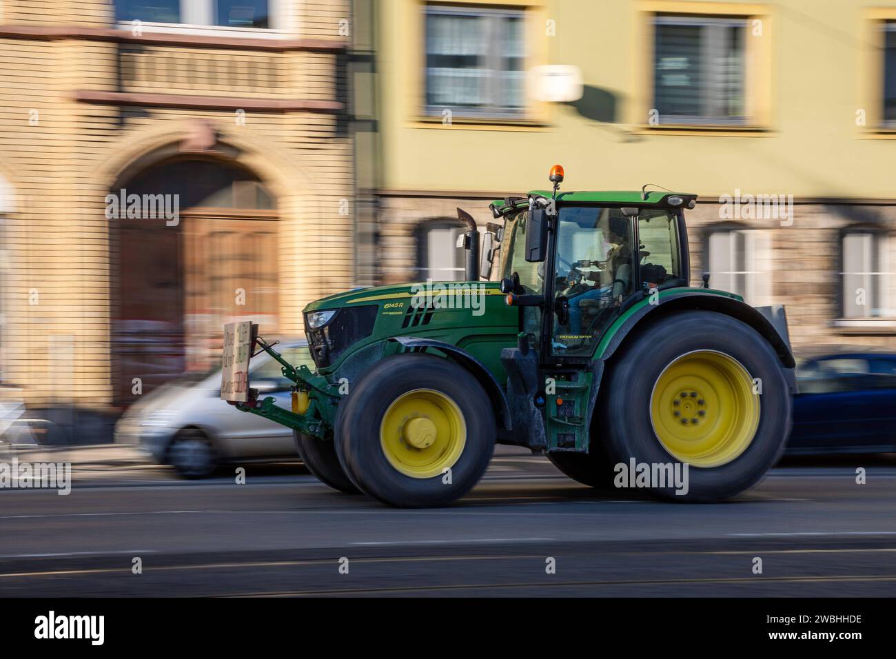 Kassel Bauern-proteste: Sternfahrt mit Traktoren zum Regierungspräsidium Kassel Bauern-proteste: Sternfahrt mit Traktoren zum Regierungspräsidium Kassel mit 900 Traktoren und 1,700 Menschen auf der Kundgebung, 10. Januar 2024, Kassel / Assia / Deutschland, *** proteste degli agricoltori Kassel raduno con trattori al consiglio regionale proteste degli agricoltori Kassel raduno con trattori al consiglio regionale Kassel con 900 trattori e 1.700 persone al raduno, 10 gennaio 2024, Kassel Assia Germania, Copyright: XSocher/xEibner-Pressefotox EP kso Foto Stock