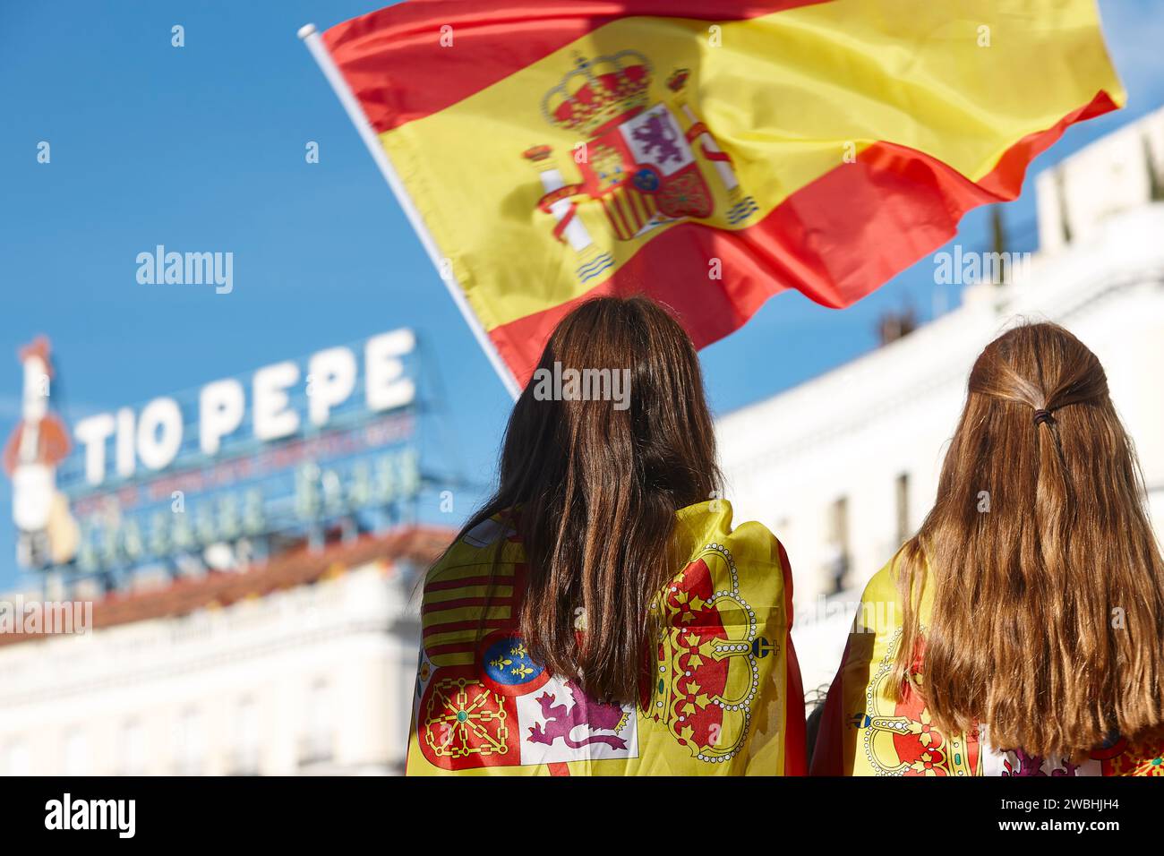 Due ragazze avvolte nella bandiera spagnola al centro di Madrid Foto Stock