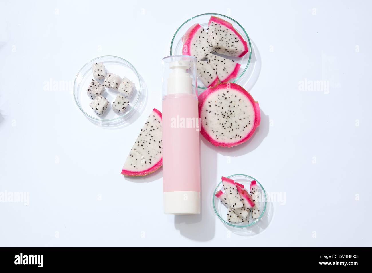 Pompare la bottiglia con la frutta bianca del drago tagliata a fette su sfondo bianco. È noto che il frutto del drago (Hylocereus) si blocca nell'umidità e previene il wat Foto Stock