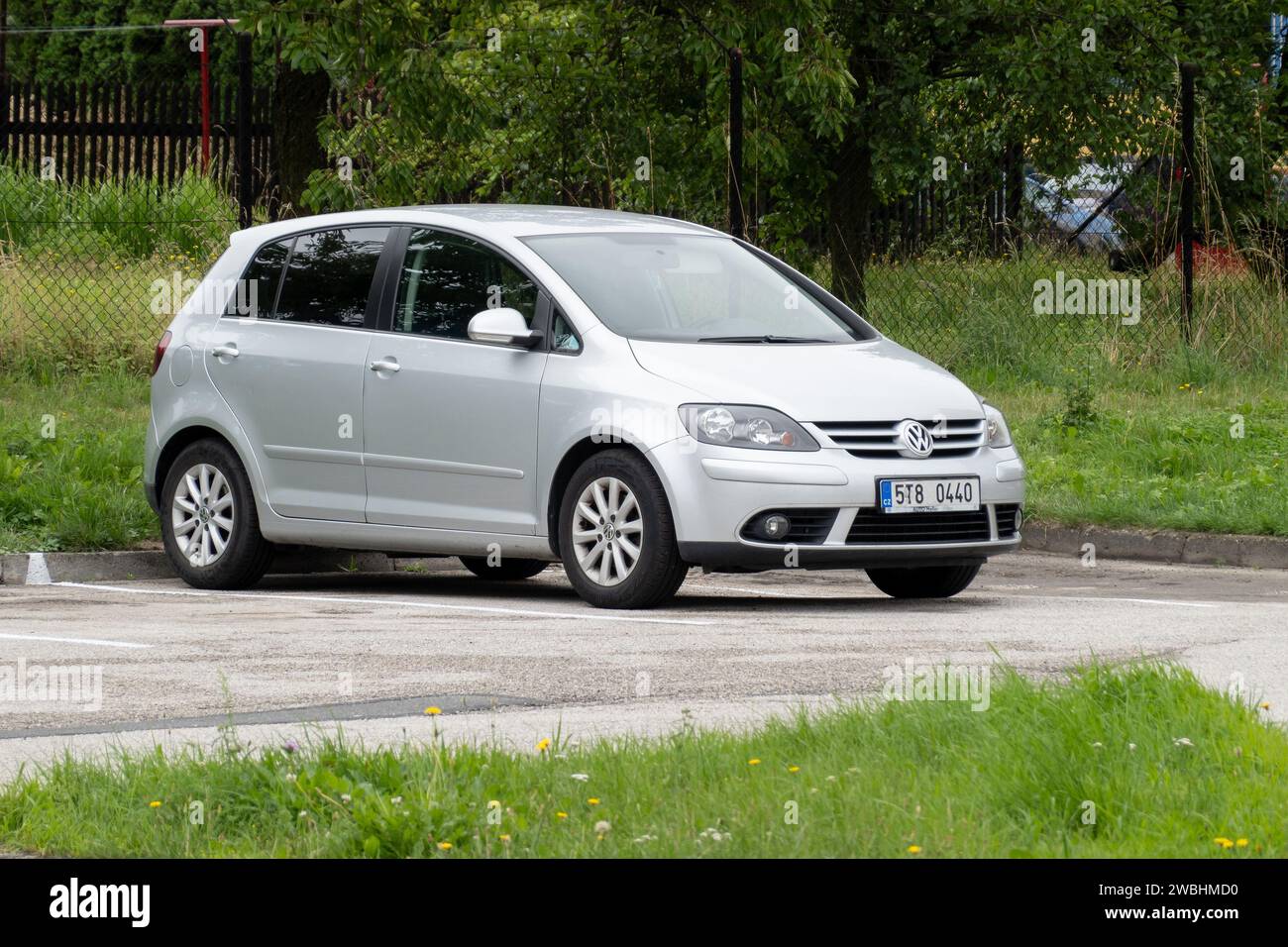 HAVIROV, REPUBBLICA CECA - 3 AGOSTO 2023: Vettura Volkswagen Golf Plus MPV, versione pratica di Golf Mk5 Foto Stock