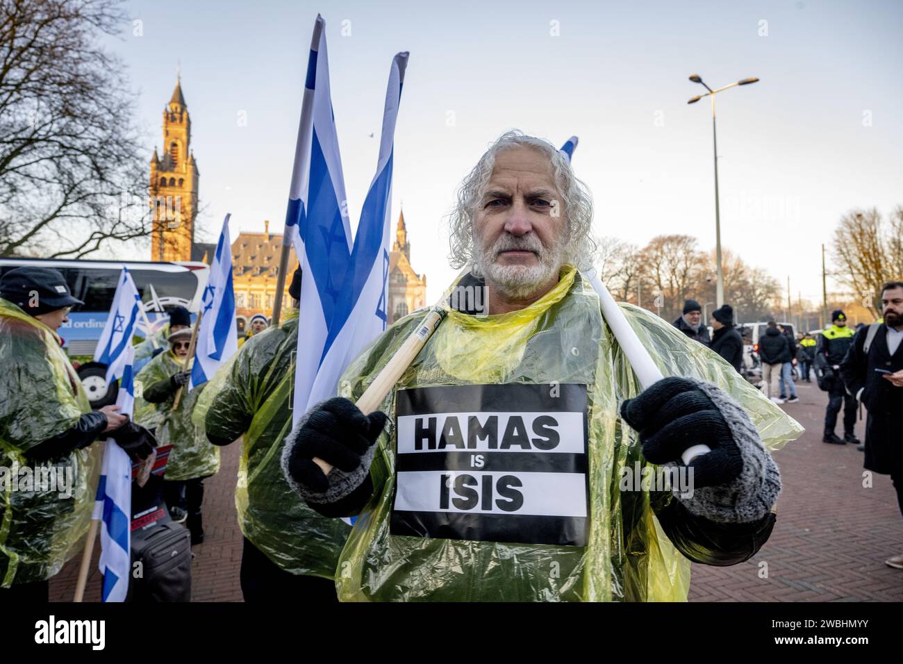 L'AIA - 11/01/2024, L'AIA - simpatizzanti israeliani durante le manifestazioni in concomitanza con l'udienza alla Corte internazionale di giustizia (ICJ) su una denuncia di genocidio da parte del Sudafrica contro Israele. Le parti interessate si esprimono a favore della causa palestinese o israeliana. ANP ROBIN UTRECHT paesi bassi fuori - belgio fuori Foto Stock