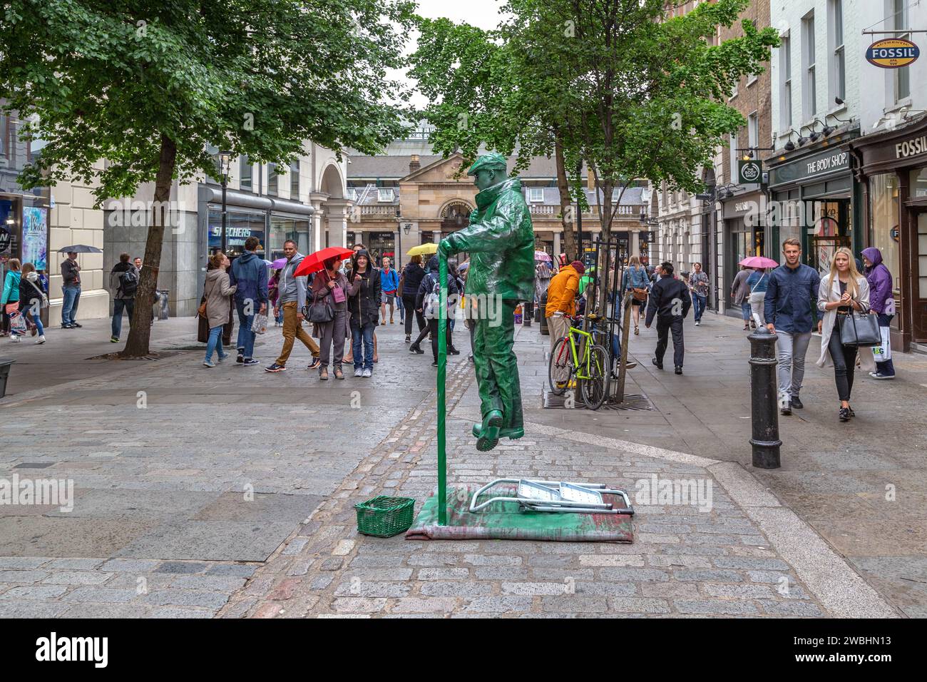 LONDRA, GRAN BRETAGNA - 23 MAGGIO 2014: Questa è una performance di un artista di strada non identificato fuori dal mercato di Covent Garden. Foto Stock