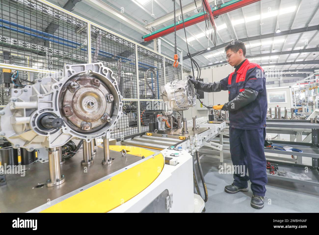 HUZHOU, CINA - 11 GENNAIO 2024 - Un membro del personale esegue un test delle prestazioni su un cambio modificato presso un'officina di un'azienda automobilistica a Huzhou c Foto Stock