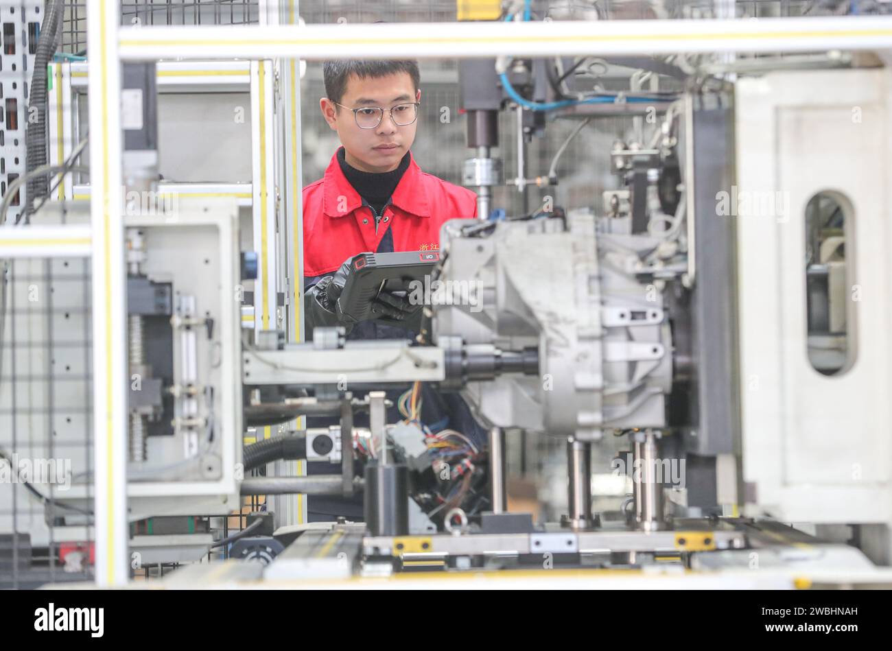 HUZHOU, CINA - 11 GENNAIO 2024 - Un membro del personale esegue un test delle prestazioni su un cambio modificato presso un'officina di un'azienda automobilistica a Huzhou c Foto Stock