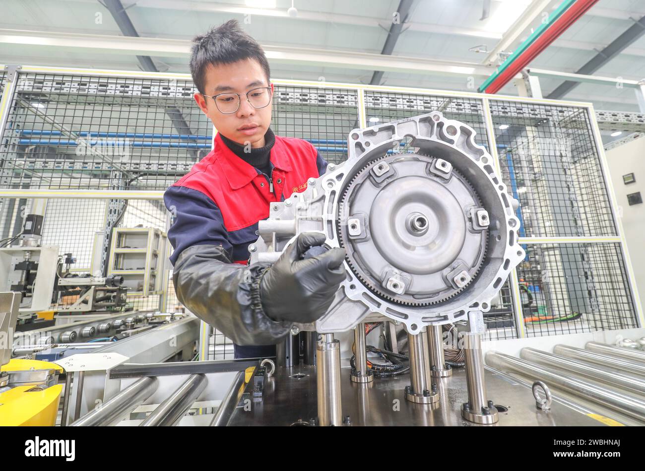 HUZHOU, CINA - 11 GENNAIO 2024 - Un membro del personale esegue un test delle prestazioni su un cambio modificato presso un'officina di un'azienda automobilistica a Huzhou c Foto Stock