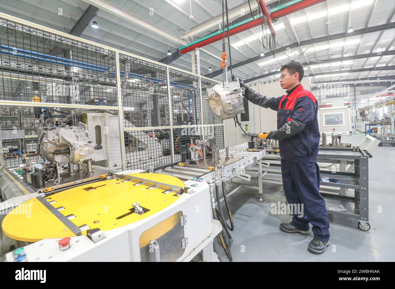 HUZHOU, CINA - 11 GENNAIO 2024 - Un membro del personale esegue un test delle prestazioni su un cambio modificato presso un'officina di un'azienda automobilistica a Huzhou c Foto Stock