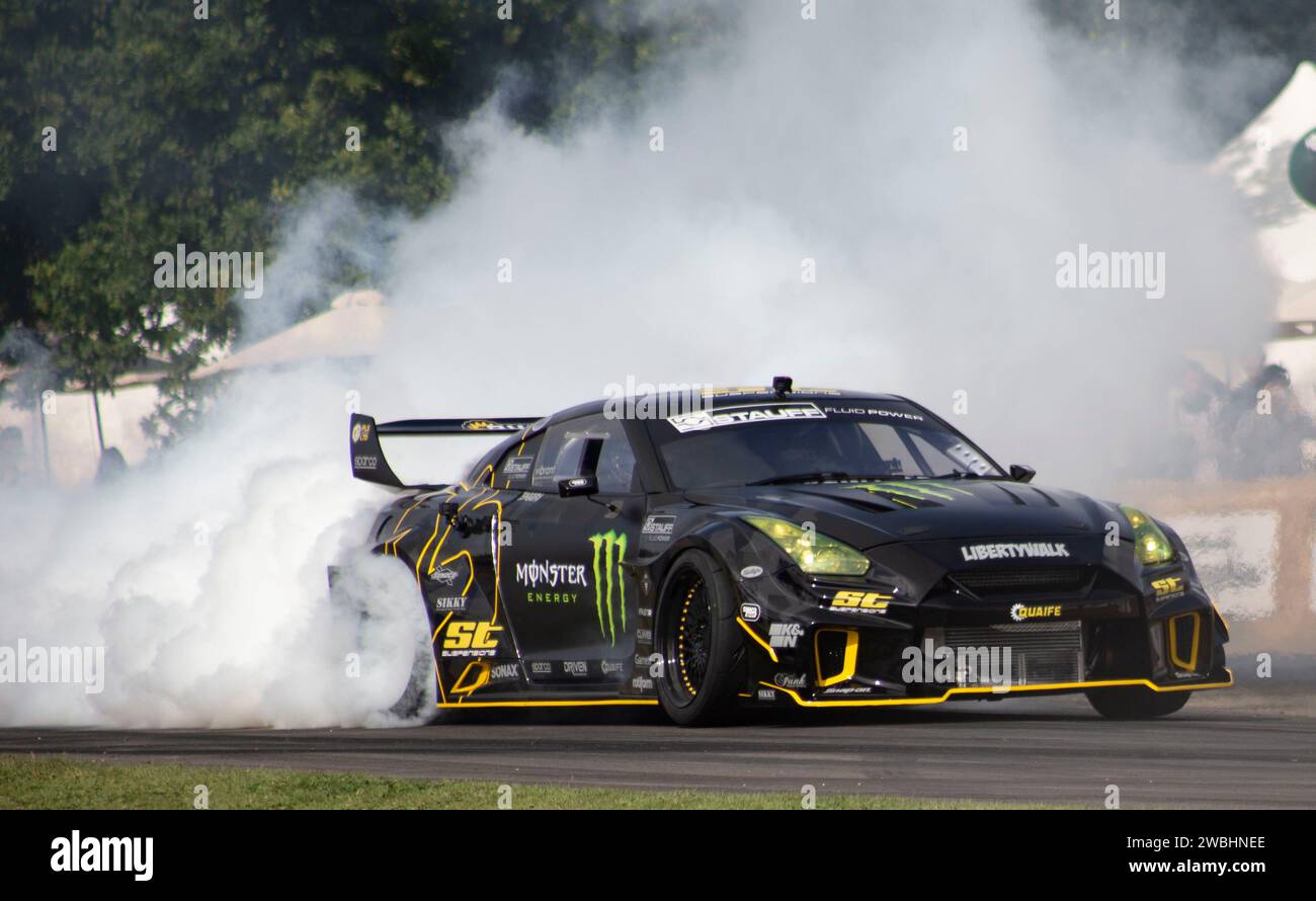 Nissan GTR alla deriva brucia un sacco di gomma Goodwood Festival of Speed 2022 Foto Stock