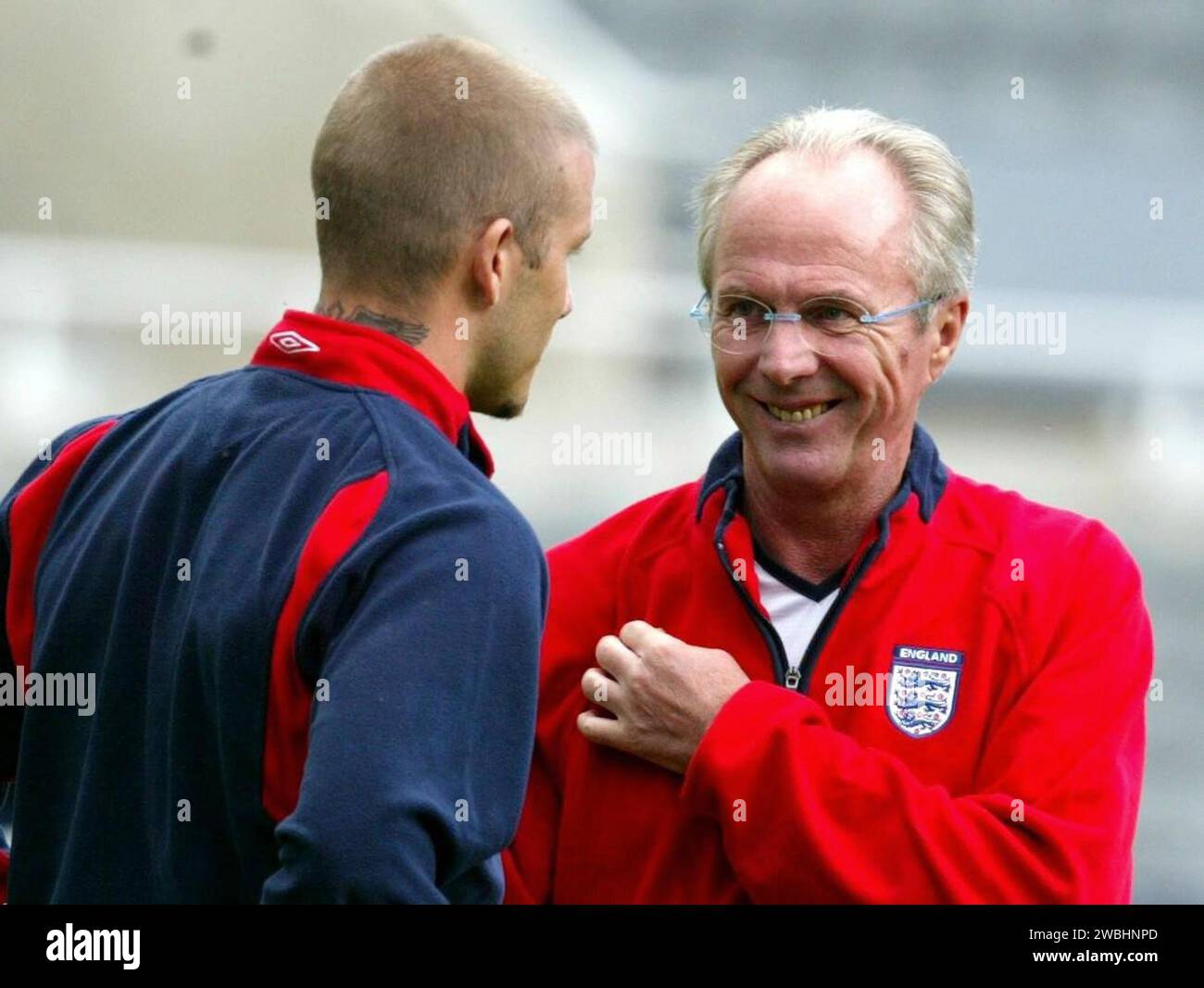 Foto del fascicolo datata 17/08/04 di Sven-Goran Eriksson e David Beckham. A Sven-Goran Eriksson è stato diagnosticato un cancro terminale e in uno scenario "migliore caso" è rimasto circa un anno di vita, l'ex manager dell'Inghilterra ha rivelato. Eriksson, che ha gestito l'Inghilterra per cinque anni prima di partire dopo la Coppa del mondo 2006, si è ritirato dal suo ruolo più recente di direttore sportivo al club svedese Karlstad 11 mesi fa a causa di problemi di salute. Data di emissione: Giovedì 11 gennaio 2024. Foto Stock