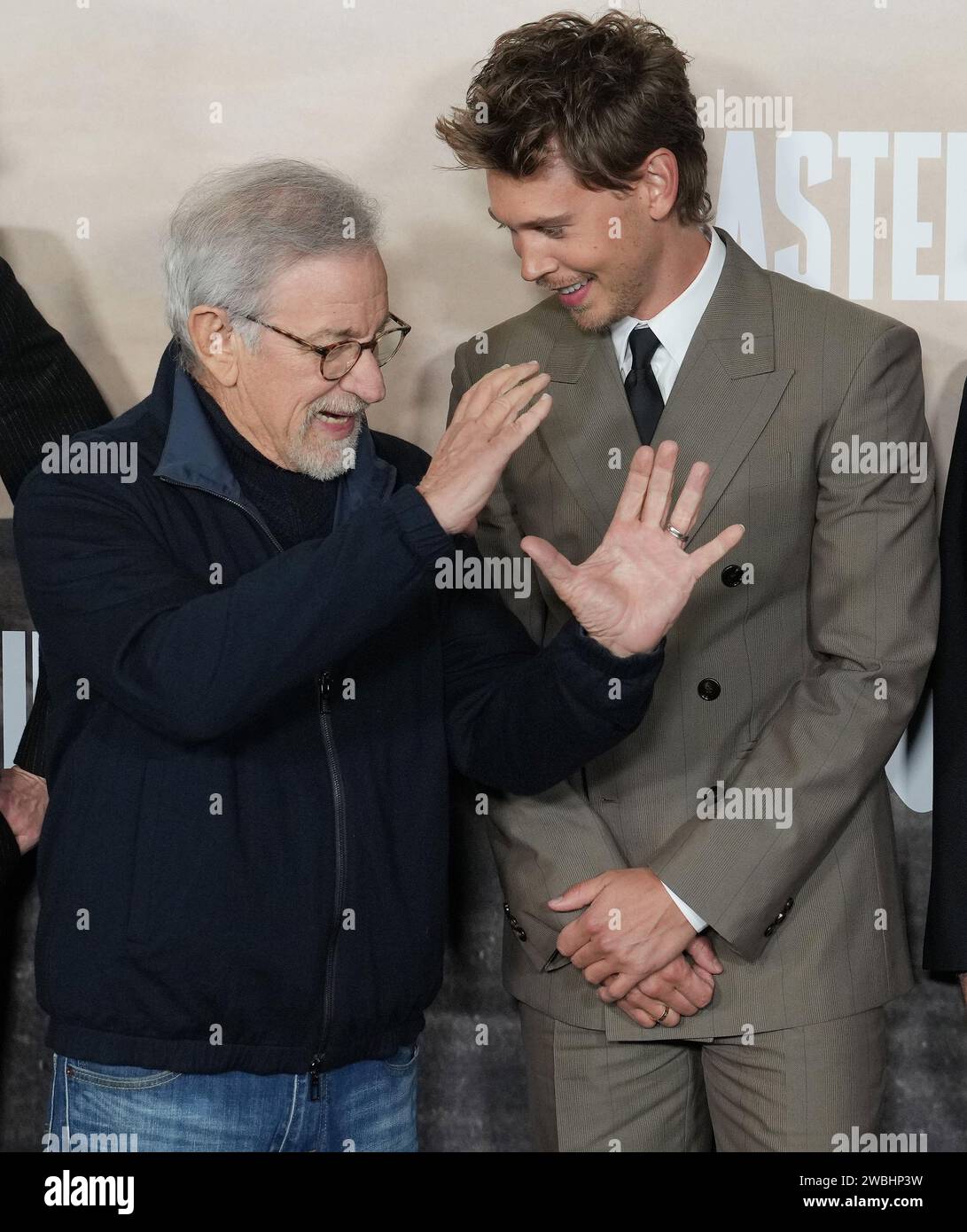 Los Angeles, USA. 10 dicembre 2023. (L-R) Steven Spielberg e Austin Butler al MASTERS OF THE AIR World Premiere di Apple TV tenutosi al Regency Village Theatre di Westwood, CALIFORNIA, mercoledì 10 gennaio 2024. (Foto di Sthanlee B. Mirador/Sipa USA) credito: SIPA USA/Alamy Live News Foto Stock