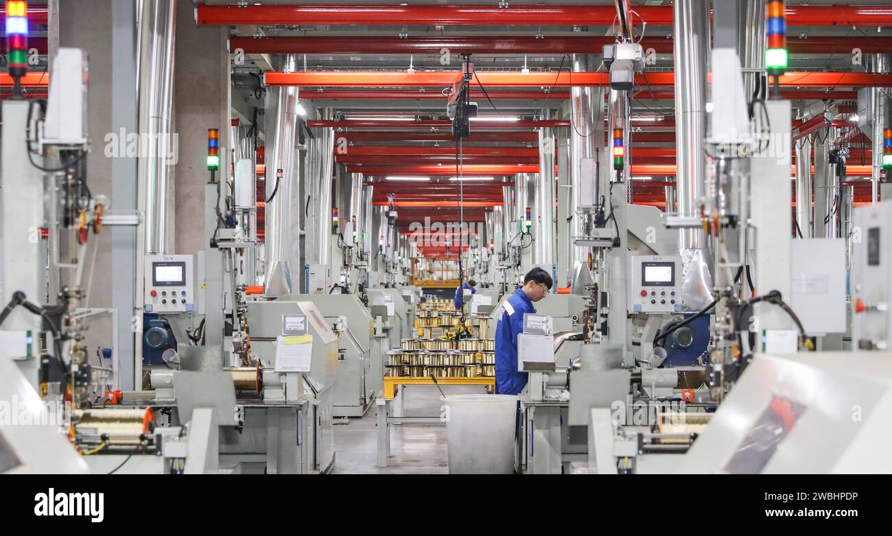 HUAI'AN, CINA - 11 GENNAIO 2024 - Un lavoratore produce cavi d'acciaio in un'officina nella città di Huai'an, provincia del Jiangsu della Cina orientale, 11 gennaio 2024. Foto Stock