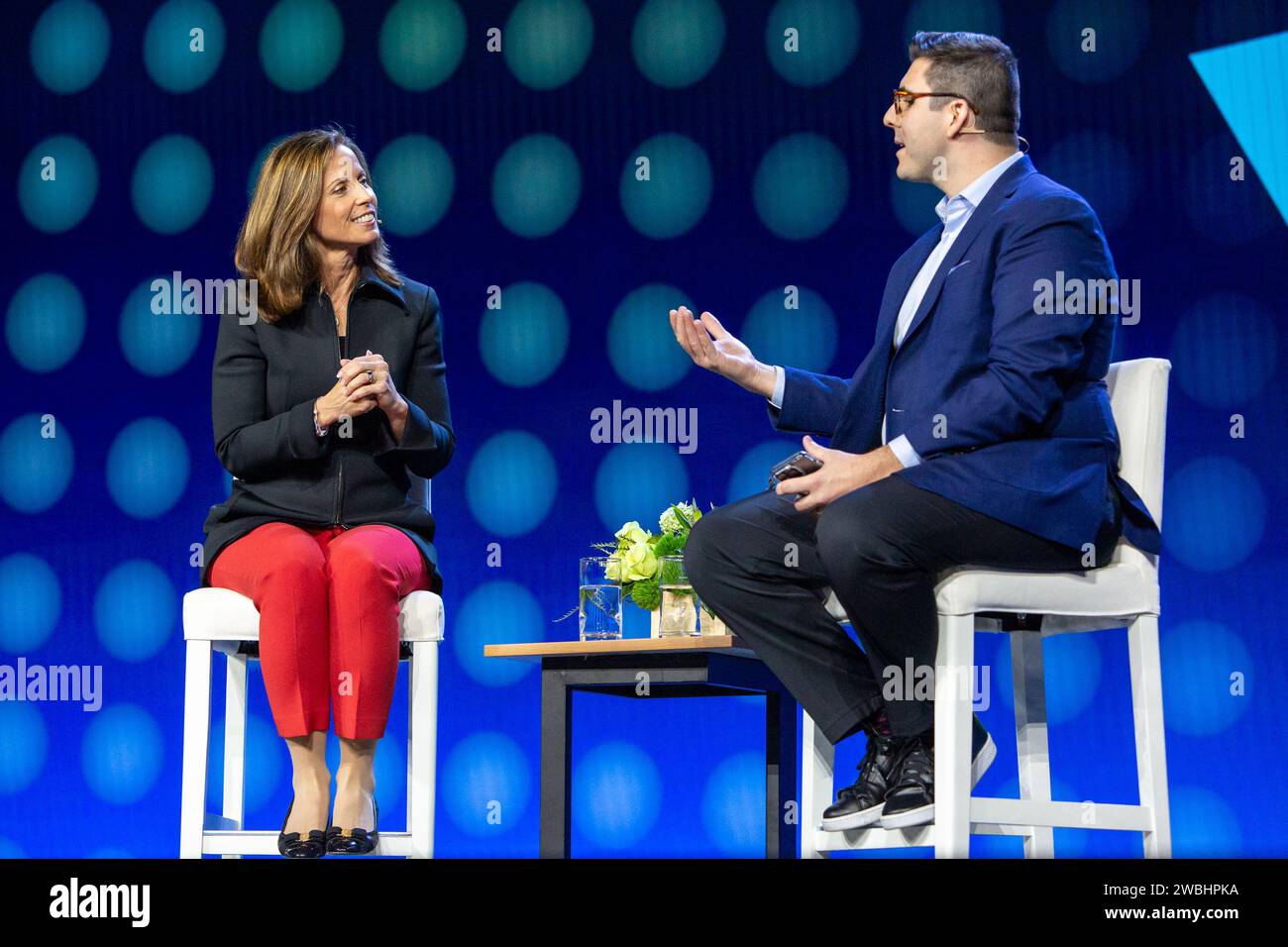 Las Vegas, Stati Uniti. 10 gennaio 2024. Adena Friedman (L), Presidente e CEO di Nasdaq, e ed Ludlow, Co-host, Bloomberg Technology, parlano a un discorso di apertura durante il CES 2024 - giorno 1 al casinò e resort veneziano di Las Vegas, Nevada, il 10 gennaio 2024. (Travis P Ball/Sipa USA) credito: SIPA USA/Alamy Live News Foto Stock