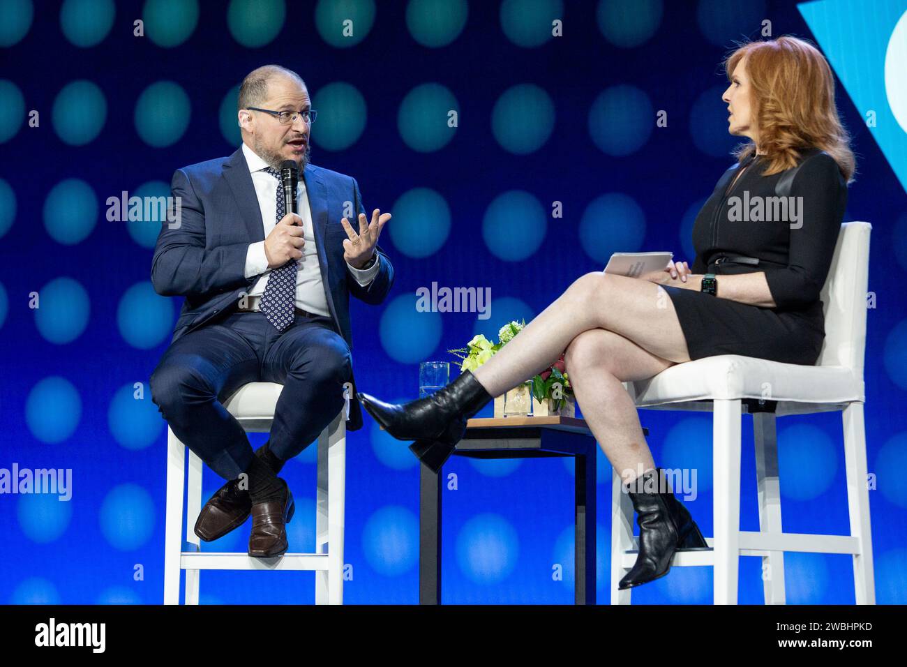 Las Vegas, Stati Uniti. 10 gennaio 2024. Cristiano Amon (L), Presidente e CEO di Qualcomm, e Liz Claman, Anchor, FOX Business Network, parlano a un discorso di apertura durante il CES 2024 - giorno 1 al casinò e resort veneziano di Las Vegas, Nevada, il 10 gennaio 2024. (Travis P Ball/Sipa USA) credito: SIPA USA/Alamy Live News Foto Stock