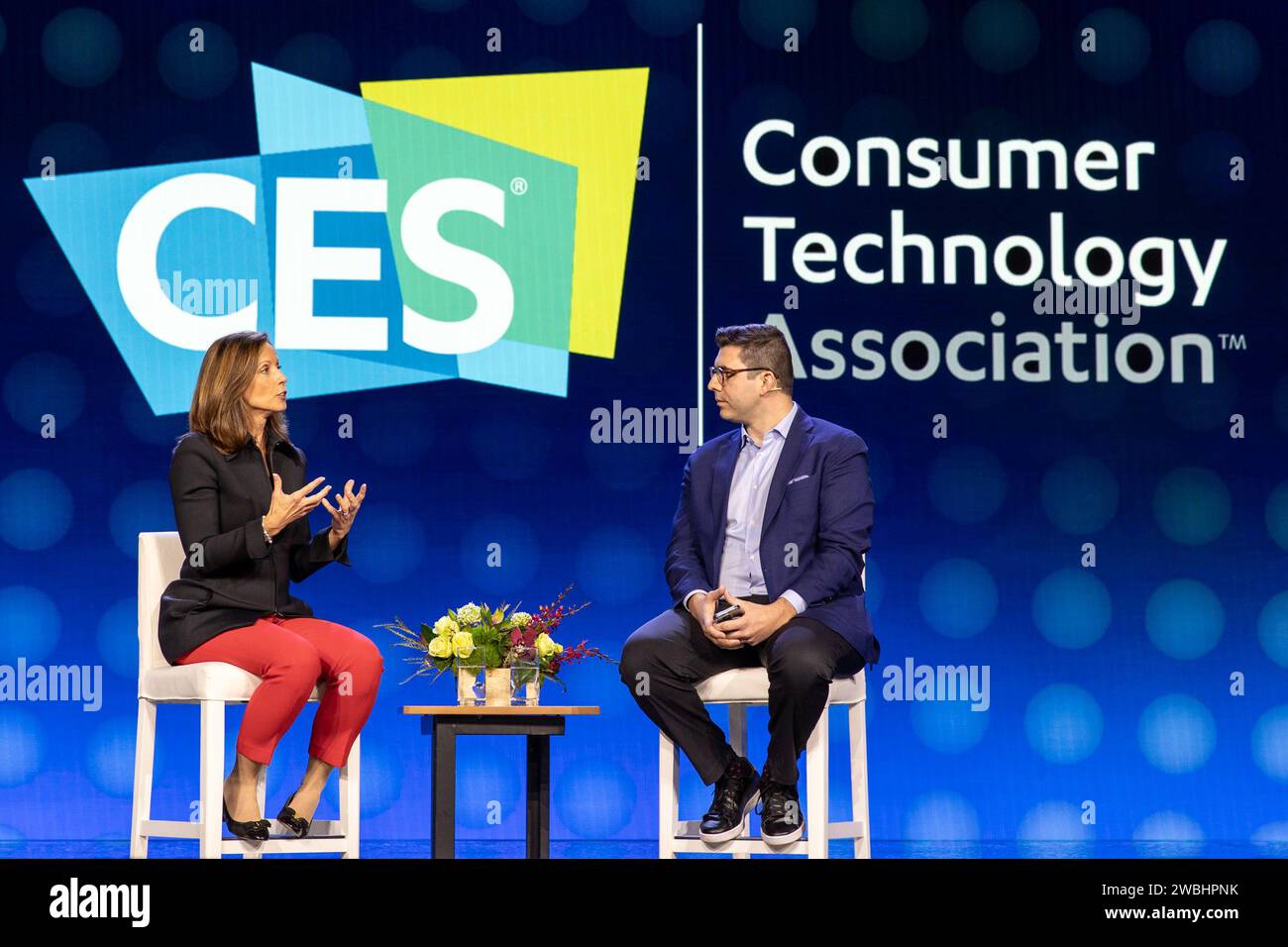 Las Vegas, Stati Uniti. 10 gennaio 2024. Adena Friedman (L), Presidente e CEO di Nasdaq, e ed Ludlow, Co-host, Bloomberg Technology, parlano a un discorso di apertura durante il CES 2024 - giorno 1 al casinò e resort veneziano di Las Vegas, Nevada, il 10 gennaio 2024. (Travis P Ball/Sipa USA) credito: SIPA USA/Alamy Live News Foto Stock