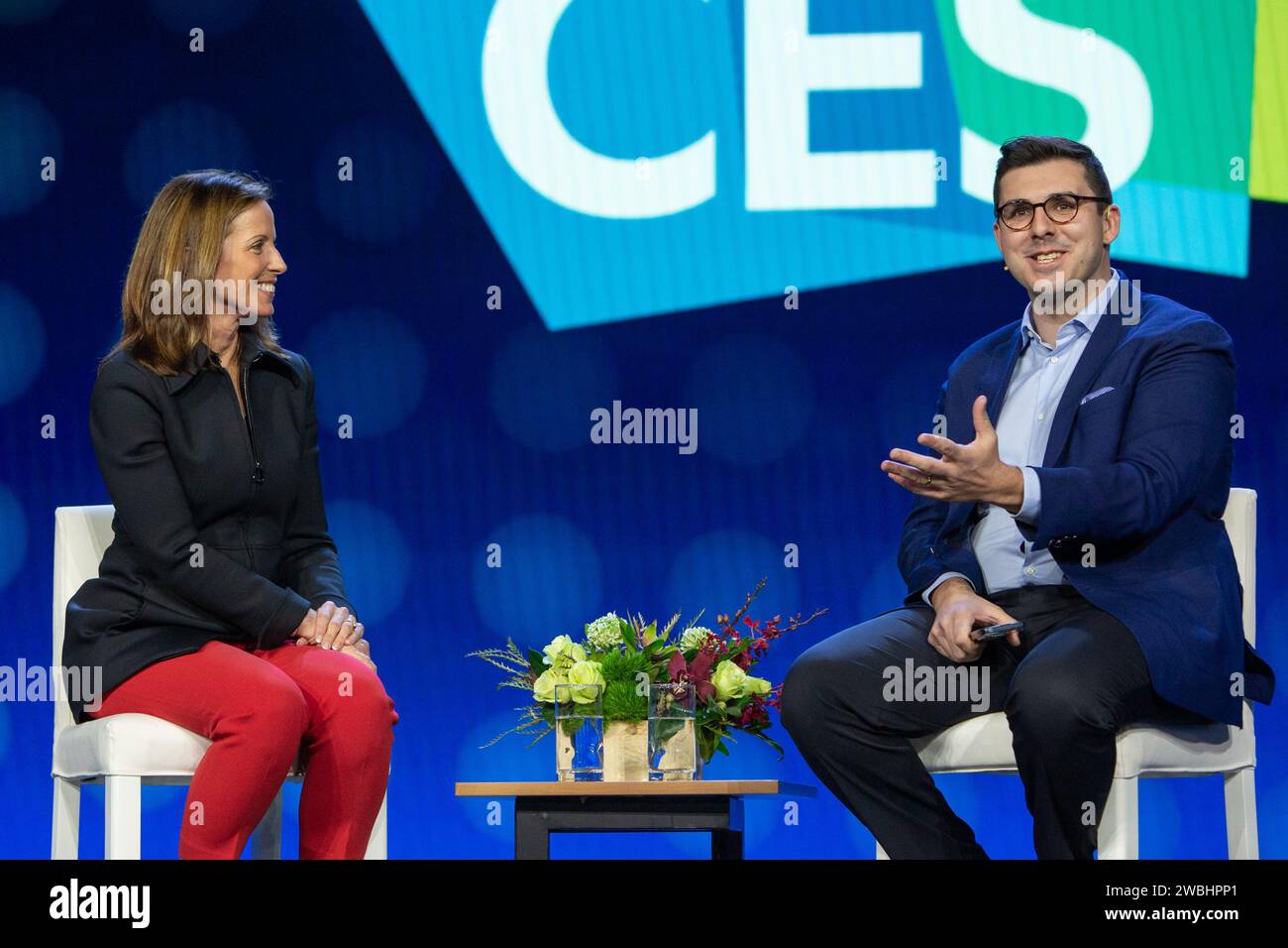 Las Vegas, Stati Uniti. 10 gennaio 2024. Adena Friedman (L), Presidente e CEO di Nasdaq, e ed Ludlow, Co-host, Bloomberg Technology, parlano a un discorso di apertura durante il CES 2024 - giorno 1 al casinò e resort veneziano di Las Vegas, Nevada, il 10 gennaio 2024. (Travis P Ball/Sipa USA) credito: SIPA USA/Alamy Live News Foto Stock