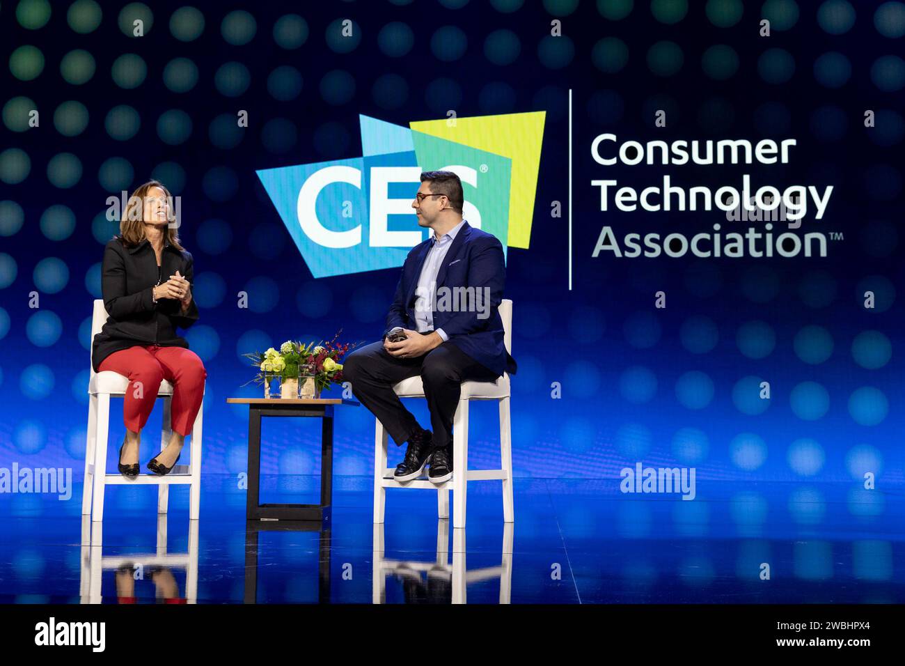 Las Vegas, Stati Uniti. 10 gennaio 2024. Adena Friedman (L), Presidente e CEO di Nasdaq, e ed Ludlow, Co-host, Bloomberg Technology, parlano a un discorso di apertura durante il CES 2024 - giorno 1 al casinò e resort veneziano di Las Vegas, Nevada, il 10 gennaio 2024. (Travis P Ball/Sipa USA) credito: SIPA USA/Alamy Live News Foto Stock