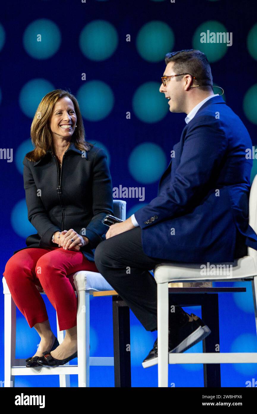 Las Vegas, Stati Uniti. 10 gennaio 2024. Adena Friedman (L), Presidente e CEO di Nasdaq, e ed Ludlow, Co-host, Bloomberg Technology, parlano a un discorso di apertura durante il CES 2024 - giorno 1 al casinò e resort veneziano di Las Vegas, Nevada, il 10 gennaio 2024. (Travis P Ball/Sipa USA) credito: SIPA USA/Alamy Live News Foto Stock