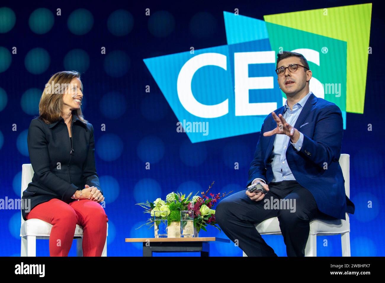 Las Vegas, Stati Uniti. 10 gennaio 2024. Adena Friedman (L), Presidente e CEO di Nasdaq, e ed Ludlow, Co-host, Bloomberg Technology, parlano a un discorso di apertura durante il CES 2024 - giorno 1 al casinò e resort veneziano di Las Vegas, Nevada, il 10 gennaio 2024. (Travis P Ball/Sipa USA) credito: SIPA USA/Alamy Live News Foto Stock