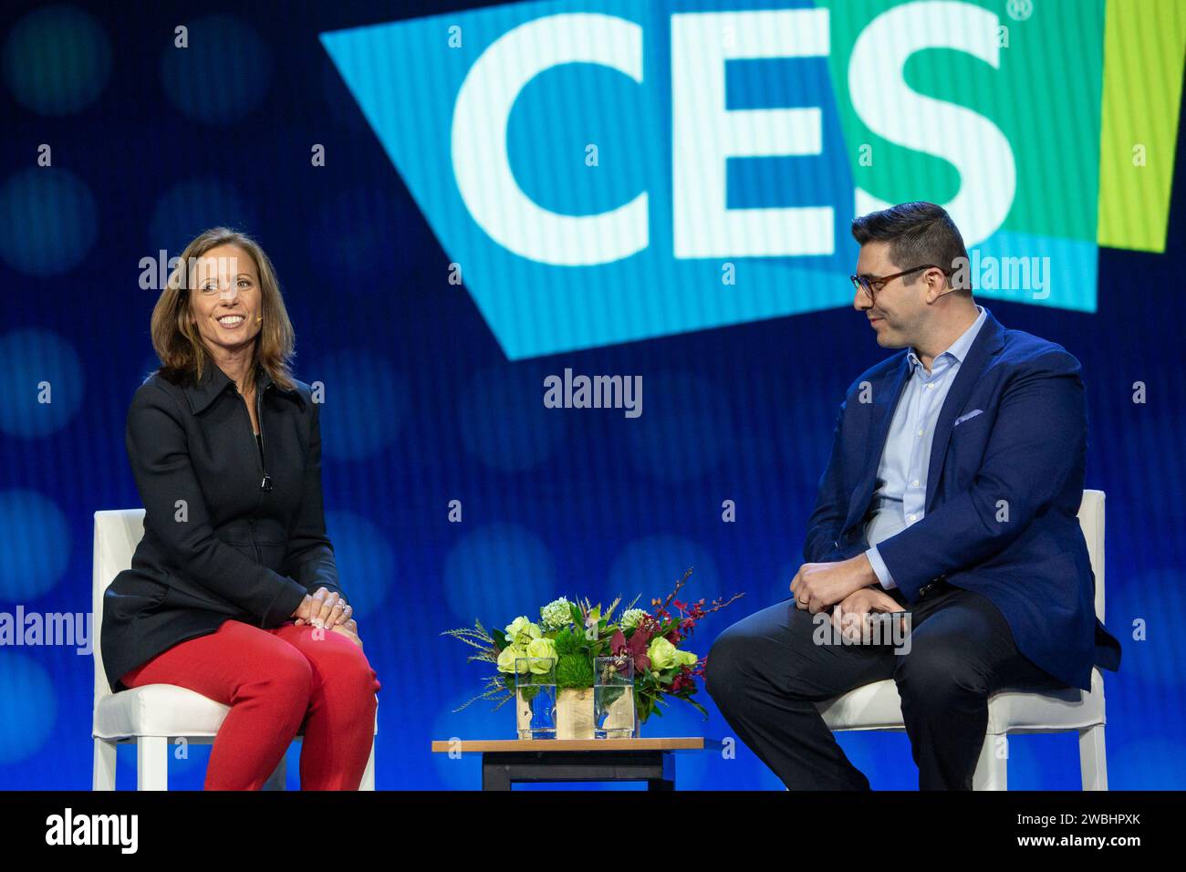Las Vegas, Stati Uniti. 10 gennaio 2024. Adena Friedman (L), Presidente e CEO di Nasdaq, e ed Ludlow, Co-host, Bloomberg Technology, parlano a un discorso di apertura durante il CES 2024 - giorno 1 al casinò e resort veneziano di Las Vegas, Nevada, il 10 gennaio 2024. (Travis P Ball/Sipa USA) credito: SIPA USA/Alamy Live News Foto Stock