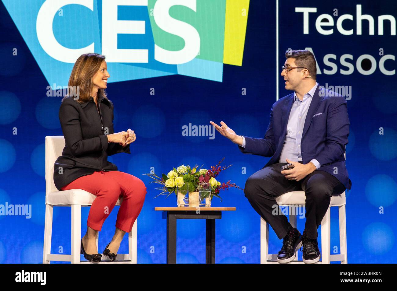Las Vegas, Stati Uniti. 10 gennaio 2024. Adena Friedman (L), Presidente e CEO di Nasdaq, e ed Ludlow, Co-host, Bloomberg Technology, parlano a un discorso di apertura durante il CES 2024 - giorno 1 al casinò e resort veneziano di Las Vegas, Nevada, il 10 gennaio 2024. (Travis P Ball/Sipa USA) credito: SIPA USA/Alamy Live News Foto Stock