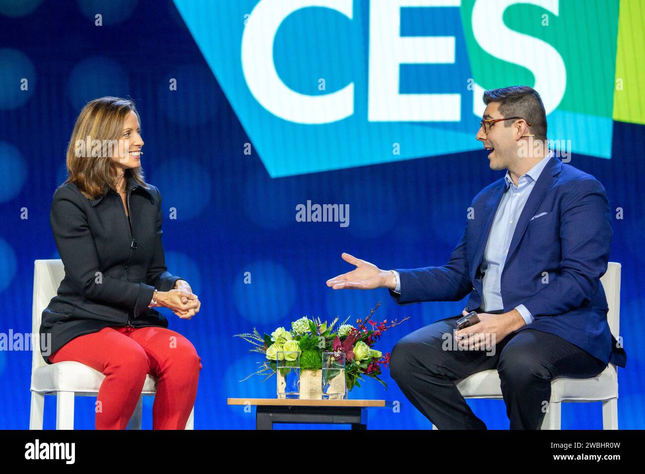 Las Vegas, Stati Uniti. 10 gennaio 2024. Adena Friedman (L), Presidente e CEO di Nasdaq, e ed Ludlow, Co-host, Bloomberg Technology, parlano a un discorso di apertura durante il CES 2024 - giorno 1 al casinò e resort veneziano di Las Vegas, Nevada, il 10 gennaio 2024. (Travis P Ball/Sipa USA) credito: SIPA USA/Alamy Live News Foto Stock