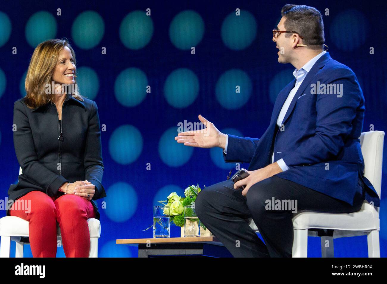 Las Vegas, Stati Uniti. 10 gennaio 2024. Adena Friedman (L), Presidente e CEO di Nasdaq, e ed Ludlow, Co-host, Bloomberg Technology, parlano a un discorso di apertura durante il CES 2024 - giorno 1 al casinò e resort veneziano di Las Vegas, Nevada, il 10 gennaio 2024. (Travis P Ball/Sipa USA) credito: SIPA USA/Alamy Live News Foto Stock