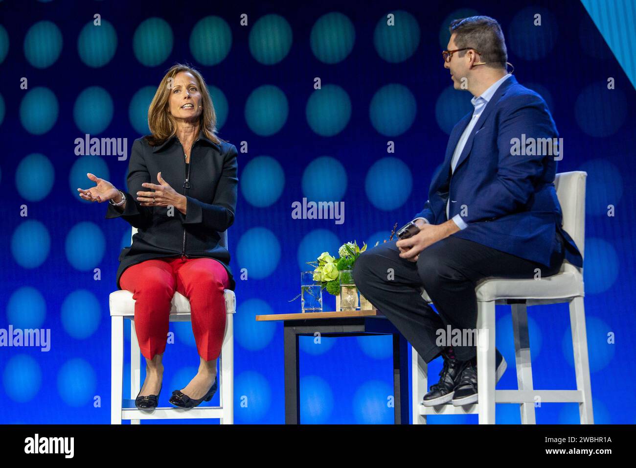 Las Vegas, Stati Uniti. 10 gennaio 2024. Adena Friedman (L), Presidente e CEO di Nasdaq, e ed Ludlow, Co-host, Bloomberg Technology, parlano a un discorso di apertura durante il CES 2024 - giorno 1 al casinò e resort veneziano di Las Vegas, Nevada, il 10 gennaio 2024. (Travis P Ball/Sipa USA) credito: SIPA USA/Alamy Live News Foto Stock
