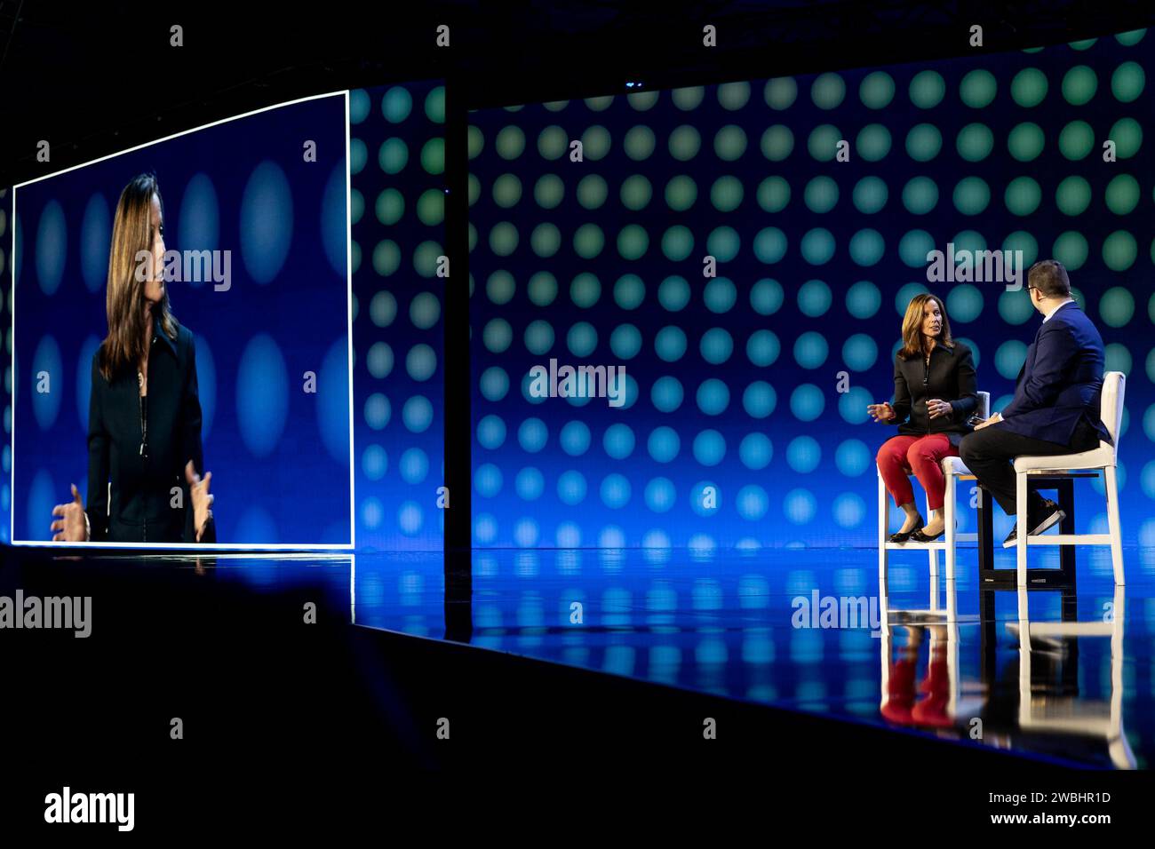 Las Vegas, Stati Uniti. 10 gennaio 2024. Adena Friedman (L), Presidente e CEO di Nasdaq, e ed Ludlow, Co-host, Bloomberg Technology, parlano a un discorso di apertura durante il CES 2024 - giorno 1 al casinò e resort veneziano di Las Vegas, Nevada, il 10 gennaio 2024. (Travis P Ball/Sipa USA) credito: SIPA USA/Alamy Live News Foto Stock