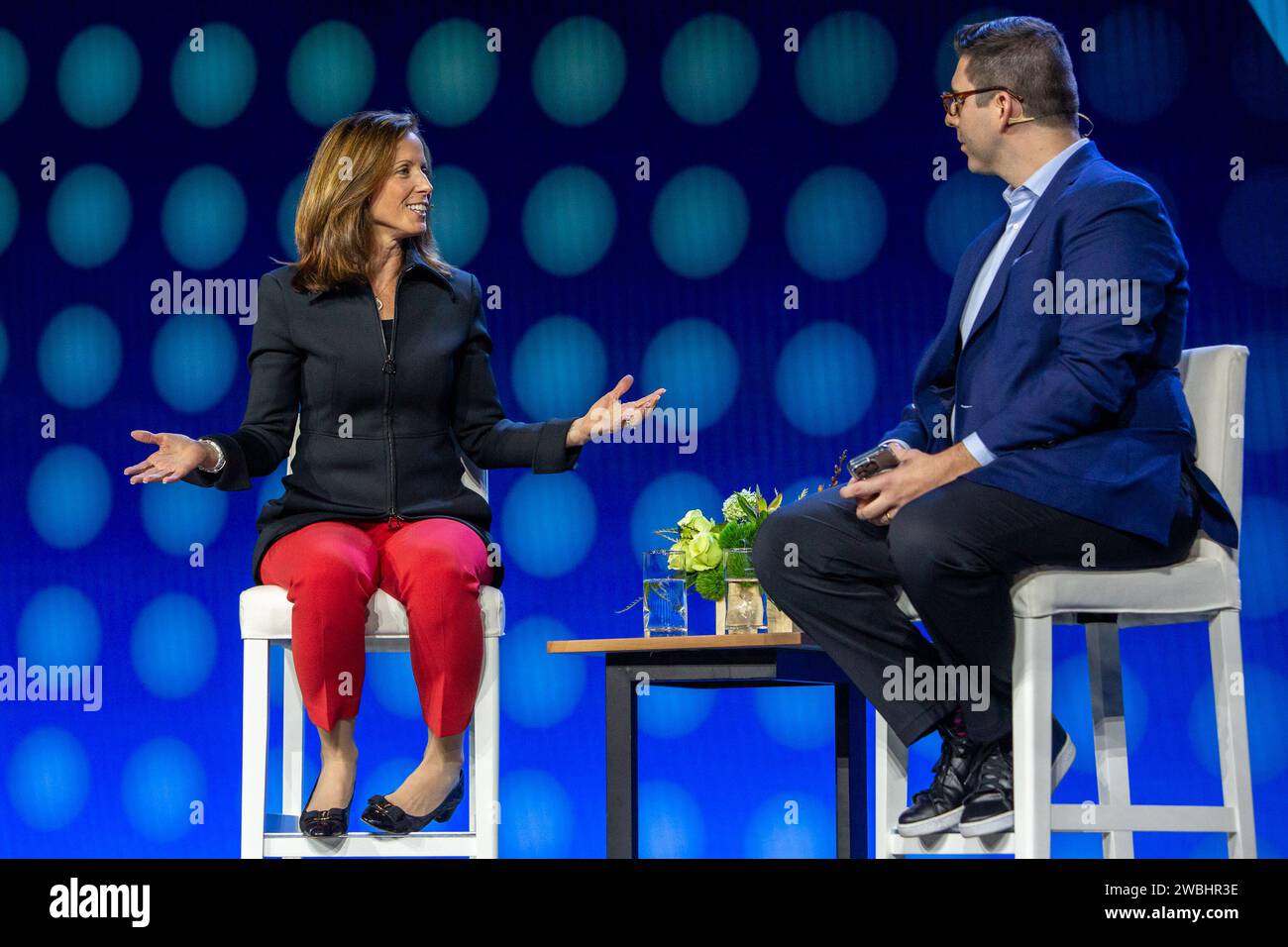 Las Vegas, Stati Uniti. 10 gennaio 2024. Adena Friedman (L), Presidente e CEO di Nasdaq, e ed Ludlow, Co-host, Bloomberg Technology, parlano a un discorso di apertura durante il CES 2024 - giorno 1 al casinò e resort veneziano di Las Vegas, Nevada, il 10 gennaio 2024. (Travis P Ball/Sipa USA) credito: SIPA USA/Alamy Live News Foto Stock
