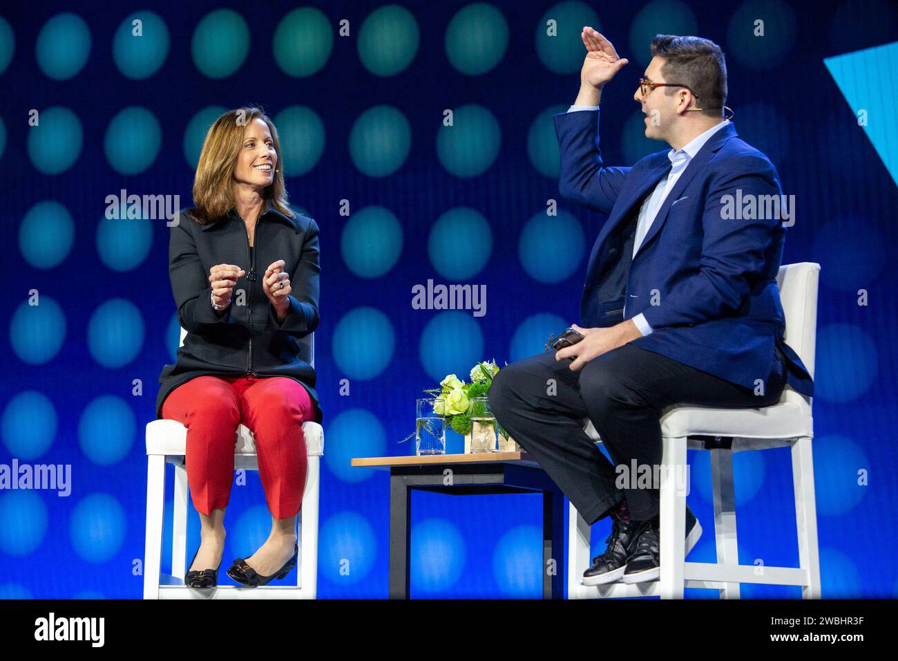 Las Vegas, Stati Uniti. 10 gennaio 2024. Adena Friedman (L), Presidente e CEO di Nasdaq, e ed Ludlow, Co-host, Bloomberg Technology, parlano a un discorso di apertura durante il CES 2024 - giorno 1 al casinò e resort veneziano di Las Vegas, Nevada, il 10 gennaio 2024. (Travis P Ball/Sipa USA) credito: SIPA USA/Alamy Live News Foto Stock