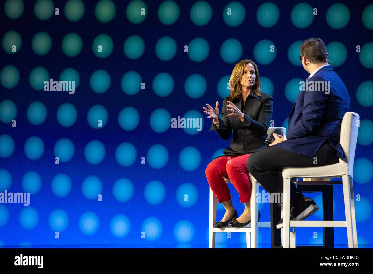 Las Vegas, Stati Uniti. 10 gennaio 2024. Adena Friedman (L), Presidente e CEO di Nasdaq, e ed Ludlow, Co-host, Bloomberg Technology, parlano a un discorso di apertura durante il CES 2024 - giorno 1 al casinò e resort veneziano di Las Vegas, Nevada, il 10 gennaio 2024. (Travis P Ball/Sipa USA) credito: SIPA USA/Alamy Live News Foto Stock