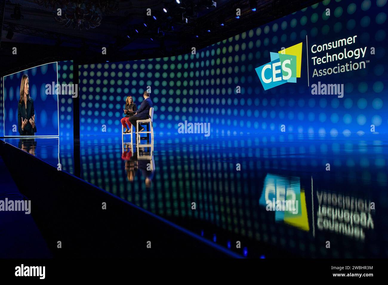 Las Vegas, Stati Uniti. 10 gennaio 2024. Adena Friedman (L), Presidente e CEO di Nasdaq, e ed Ludlow, Co-host, Bloomberg Technology, parlano a un discorso di apertura durante il CES 2024 - giorno 1 al casinò e resort veneziano di Las Vegas, Nevada, il 10 gennaio 2024. (Travis P Ball/Sipa USA) credito: SIPA USA/Alamy Live News Foto Stock
