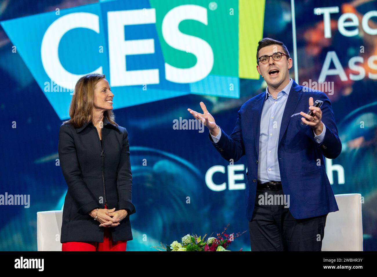 Las Vegas, Stati Uniti. 10 gennaio 2024. Adena Friedman (L), Presidente e CEO di Nasdaq, e ed Ludlow, Co-host, Bloomberg Technology, parlano a un discorso di apertura durante il CES 2024 - giorno 1 al casinò e resort veneziano di Las Vegas, Nevada, il 10 gennaio 2024. (Travis P Ball/Sipa USA) credito: SIPA USA/Alamy Live News Foto Stock