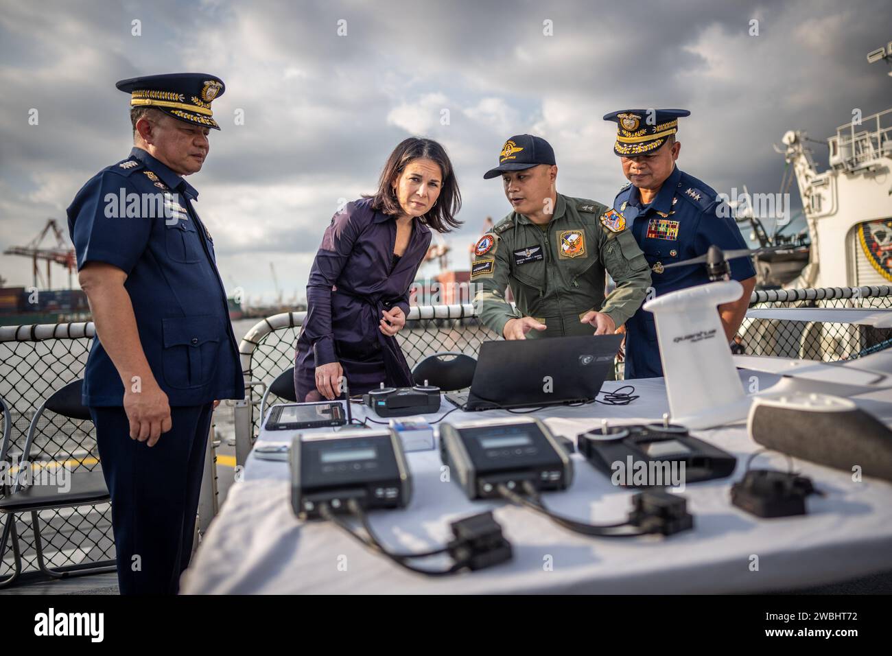 Manila, Filippine. 11 gennaio 2024. Annalena Baerbock (Bündnis90/die Grünen), visita la nave della Guardia Costiera filippina "Gabriela Silan" e le spiega un drone. Dopo il suo viaggio attraverso il Medio Oriente, Baerbock è ora in visita in Malesia, Filippine e Singapore. Crediti: Michael Kappeler/dpa/Alamy Live News Foto Stock