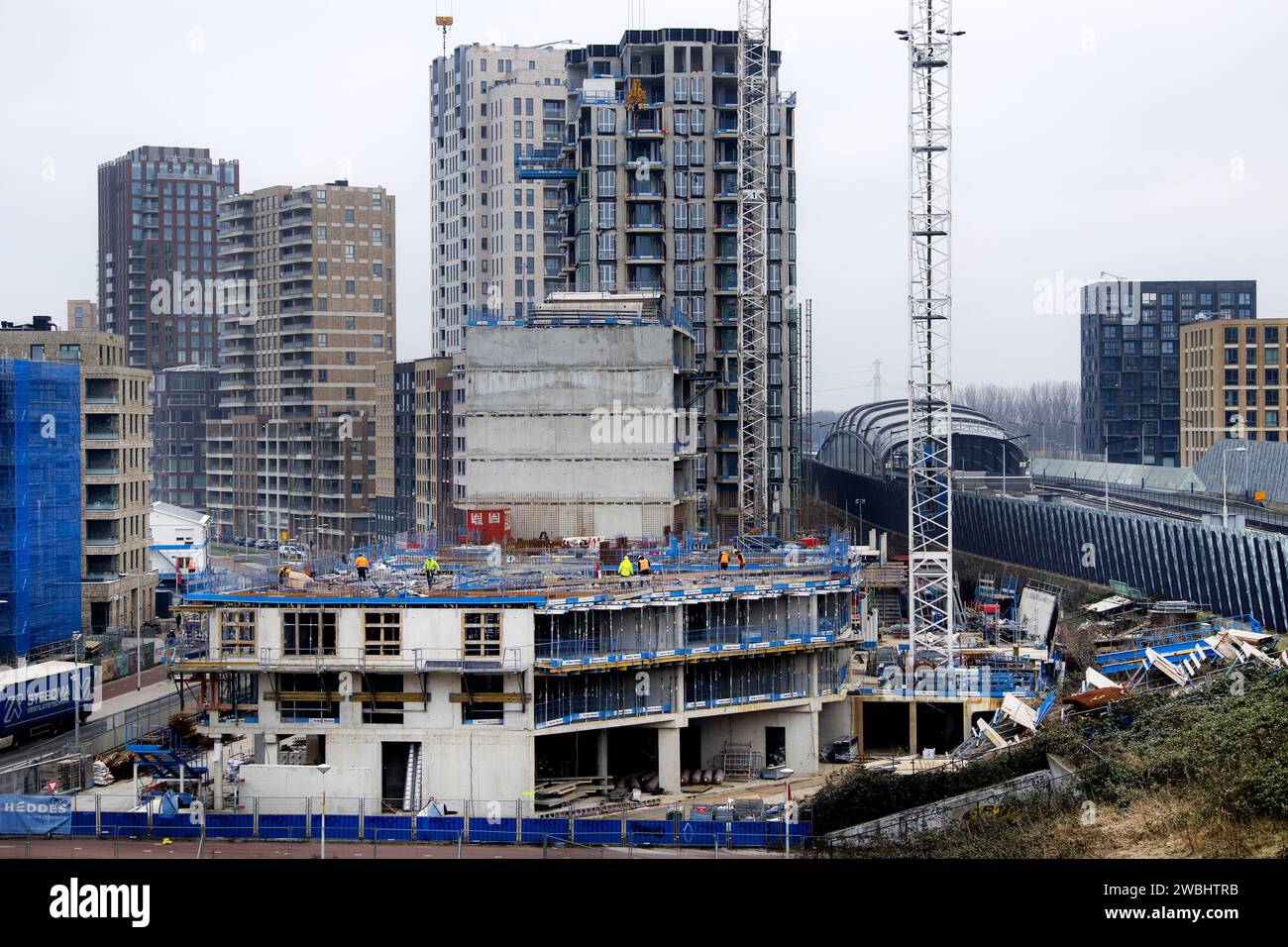 AMSTERDAM - nuova costruzione nel quartiere Elzenhagen di Amsterdam. La tenuta sul mercato immobiliare di Amsterdam continua ad aumentare. Dato che l'offerta è in calo, anche a causa di un'insufficiente costruzione di nuovi edifici, i residenti di Amsterdam non stanno mettendo in vendita la loro casa attuale. Allo stesso tempo, sempre più persone pagano per l'alloggio. ANP RAMON VAN FLYMEN paesi bassi Out - belgio Out Foto Stock