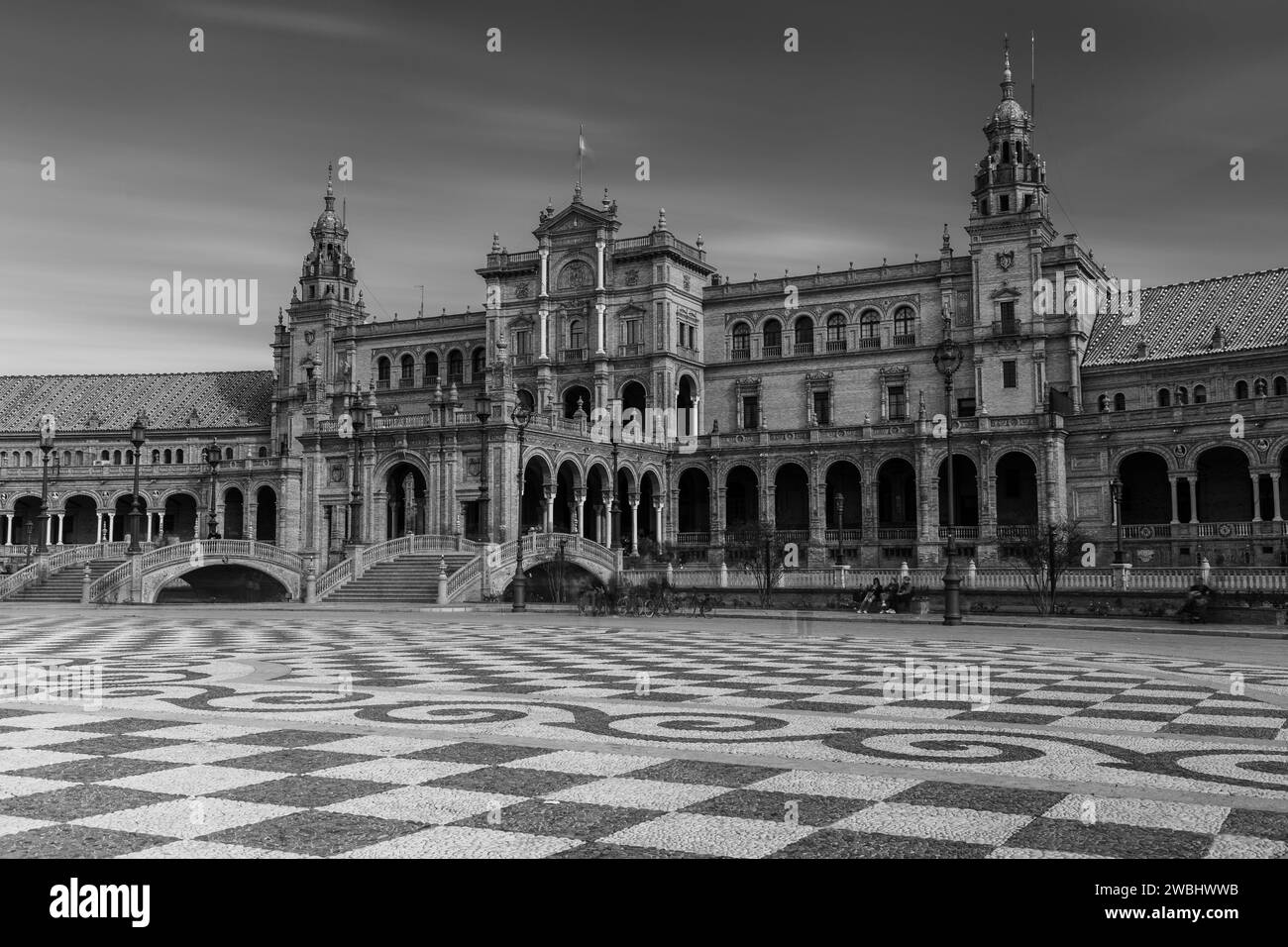 Immagine in bianco e nero con lunga esposizione dell'iconica Plaza de Espana nel centro di Siviglia e del parco storico Maria Luisa. Foto Stock