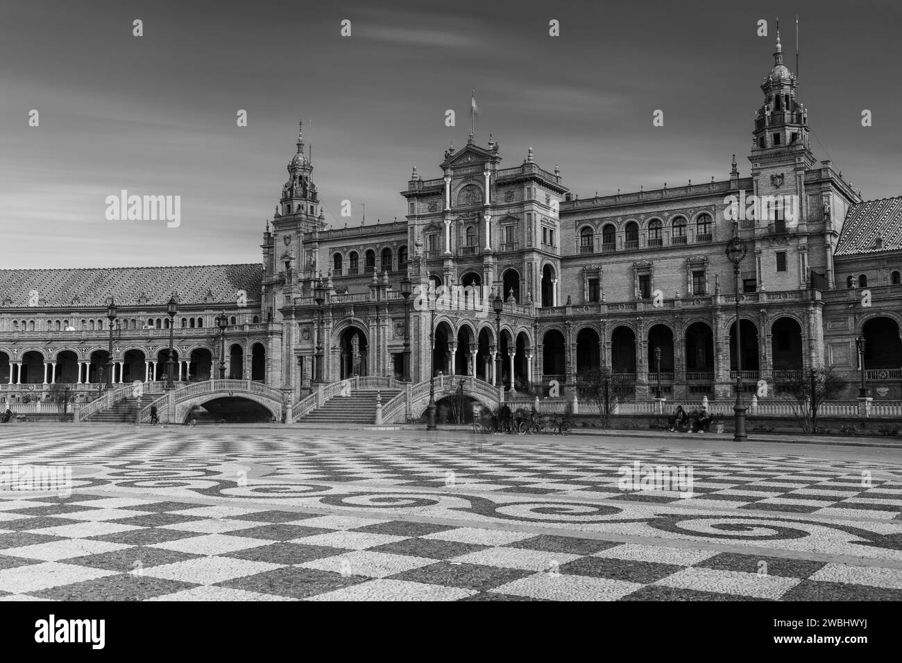Immagine in bianco e nero con lunga esposizione dell'iconica Plaza de Espana nel centro di Siviglia e del parco storico Maria Luisa. Foto Stock