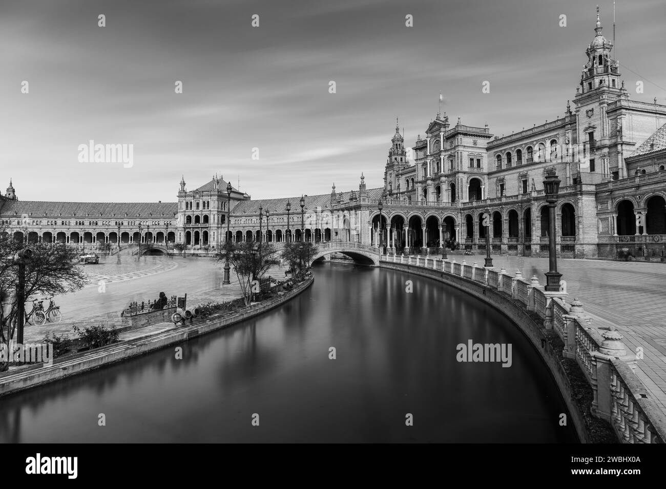 Immagine in bianco e nero con lunga esposizione dell'iconica Plaza de Espana nel centro di Siviglia e del parco storico Maria Luisa. Foto Stock