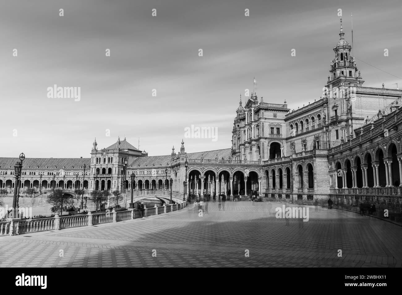 Immagine in bianco e nero con lunga esposizione dell'iconica Plaza de Espana nel centro di Siviglia e del parco storico Maria Luisa. Foto Stock