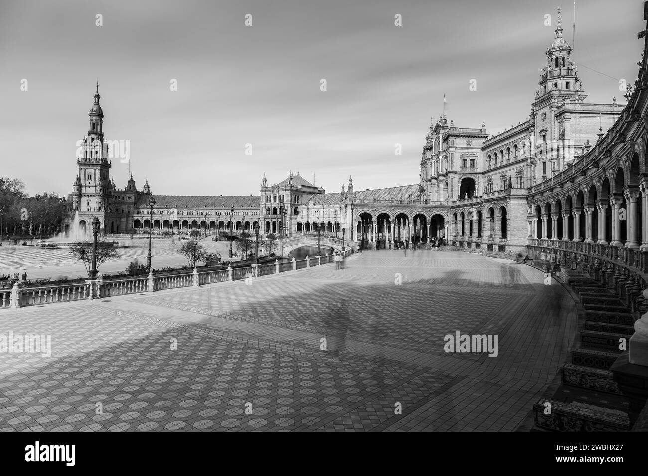 Immagine in bianco e nero con lunga esposizione dell'iconica Plaza de Espana nel centro di Siviglia e del parco storico Maria Luisa. Foto Stock