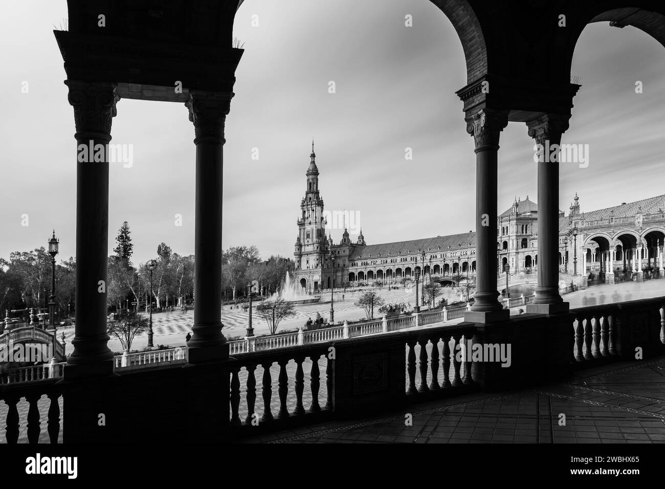 Immagine in bianco e nero con lunga esposizione dell'iconica Plaza de Espana nel centro di Siviglia e del parco storico Maria Luisa. Foto Stock