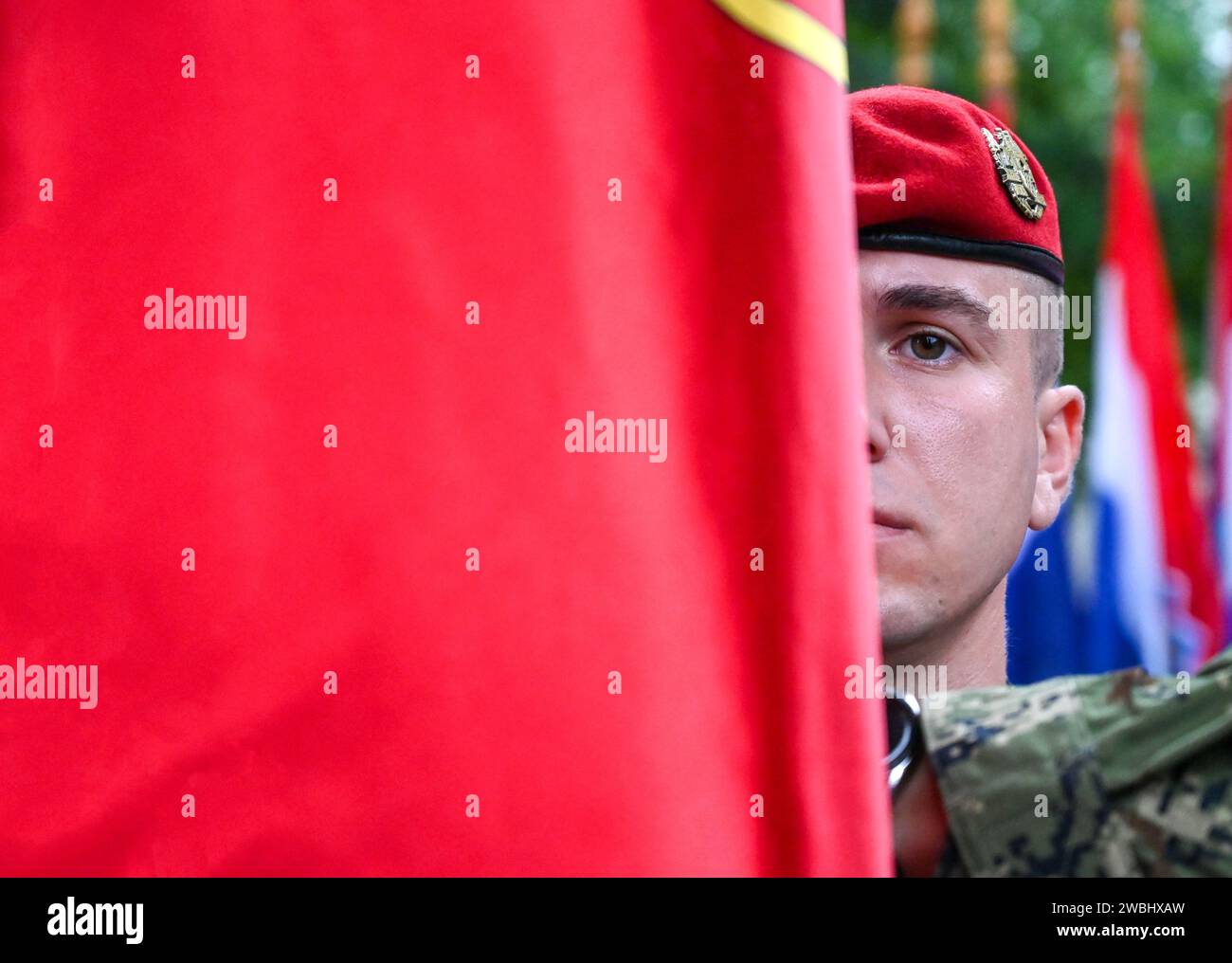 Soldato croato con bandiera nazionale. Esercito della Repubblica di Croazia. Forze armate della Croazia. Foto Stock