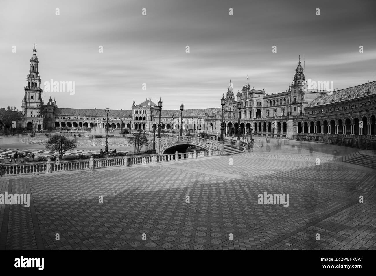 Immagine in bianco e nero con lunga esposizione dell'iconica Plaza de Espana nel centro di Siviglia e del parco storico Maria Luisa. Foto Stock