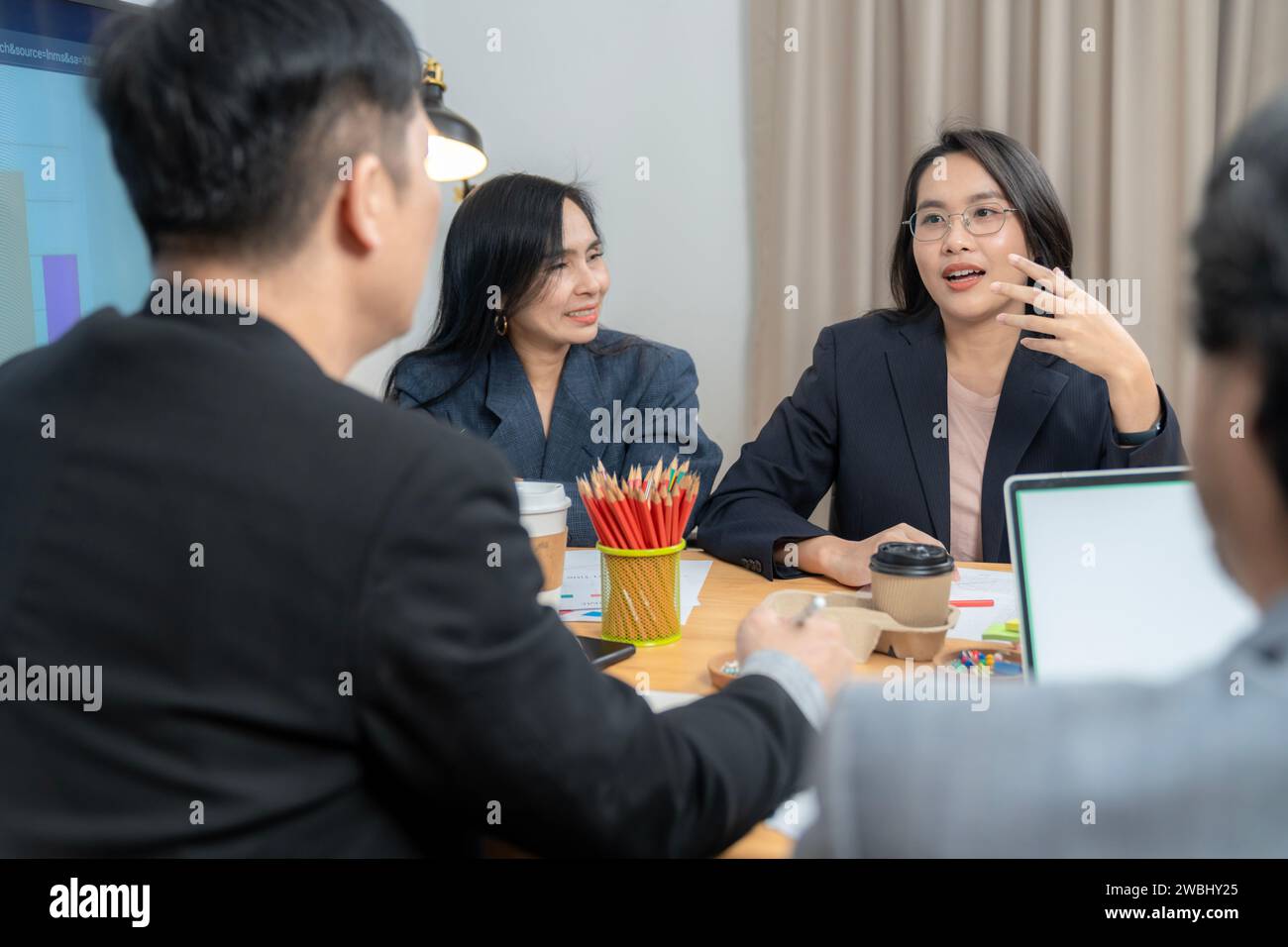 Uomini d'affari che hanno una riunione in un'azienda moderna Foto Stock