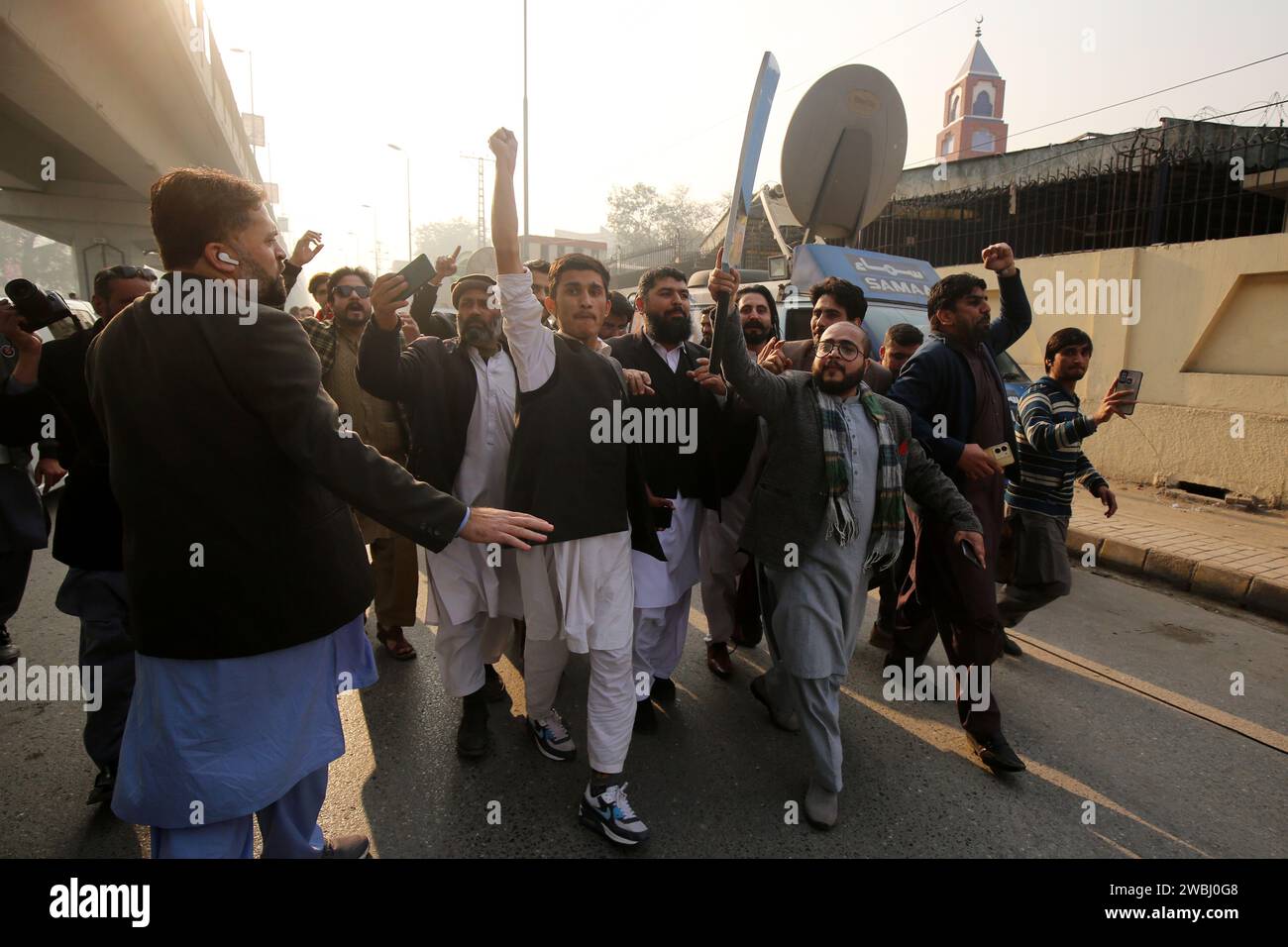 Peshawar, Peshawar, Pakistan. 11 gennaio 2024. Decisione dell'alta corte di Peshawar di concedere bat come simbolo elettorale al partito PTI.PESHAWAR, PAKISTAN, 10 GENNAIO: Pakistan Tehreek-e-Insaf (PTI) Consigliere Ali Zafar (C) e avvocato del partito (PTI) Qazi Anwar (R), festeggiano dopo l'udienza per il caso di simbolo elettorale del partito al di fuori dell'alta Corte di Peshawar, a Peshawar, Pakistan, il 10 gennaio 2024. L'alta Corte di Peshawar il 10 gennaio ha annunciato il suo verdetto sulla petizione presentata dal Pakistan Tehreek-e-Insaf (PTI) contestando la decisione della commissione elettorale del Pakistan di dichiarare l'elezione intra-partitica Foto Stock