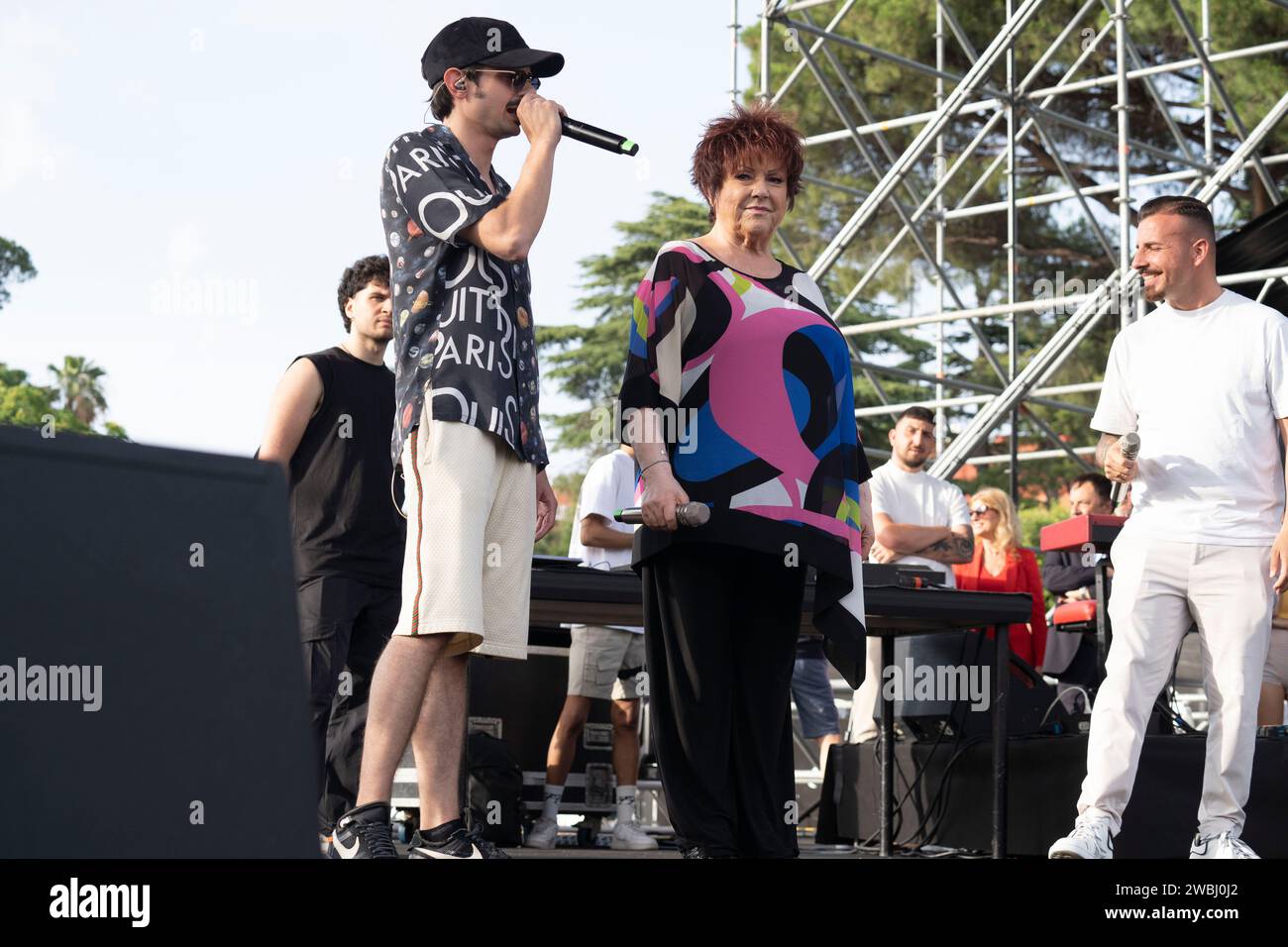 Orietta Berti (R) e Fabio Rovazzi (L), i famosi cantanti italiani visti durante il soundcheck al Napoli Pizza Village di Napoli. Foto Stock