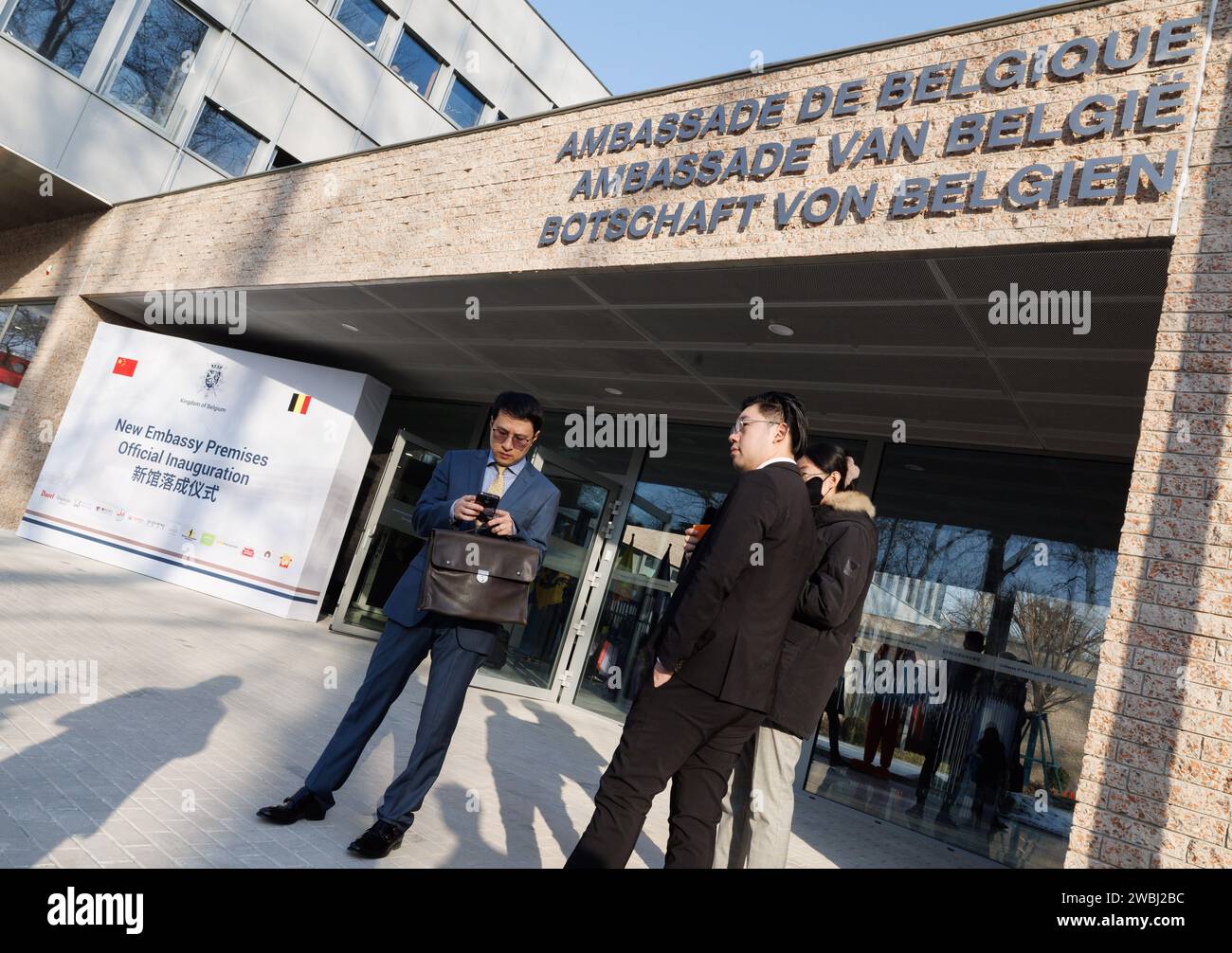 Pechino, Cina. 11 gennaio 2024. Sicurezza nella foto all'esterno dell'apertura della nuova ambasciata belga a Pechino, in Cina, giovedì 11 gennaio 2024. Lahbib e De Croo sono in visita ufficiale (10-13/01) nella Repubblica popolare cinese. BELGA PHOTO BENOIT DOPPAGNE Credit: Belga News Agency/Alamy Live News Foto Stock